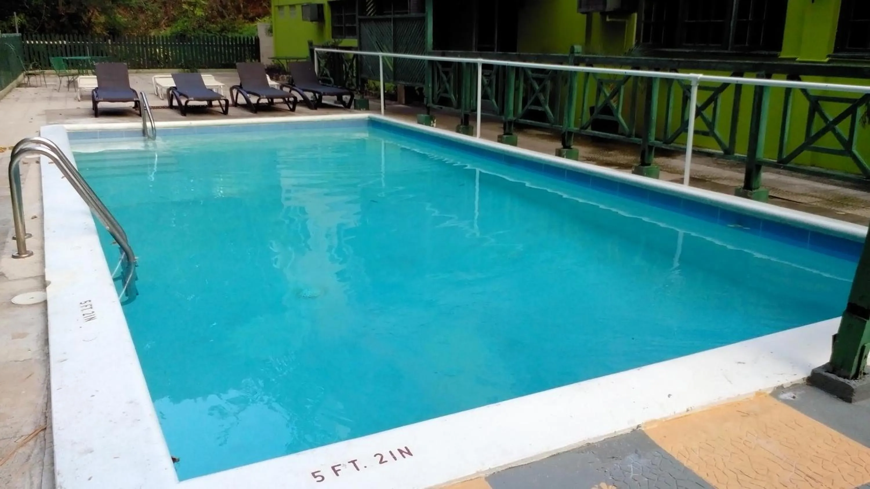 Swimming pool in Pineapple Court Hotel
