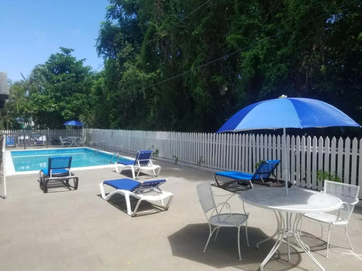 Swimming pool in Pineapple Court Hotel
