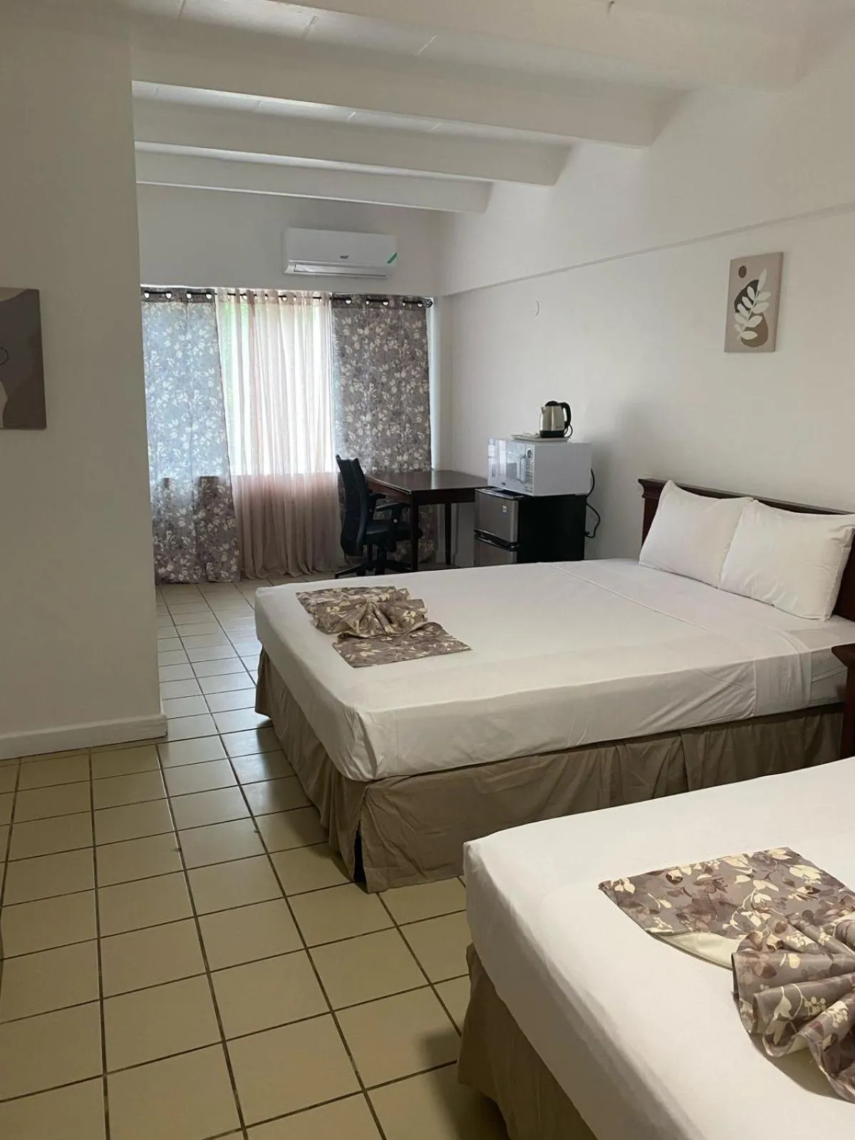 Bed in Pineapple Court Hotel