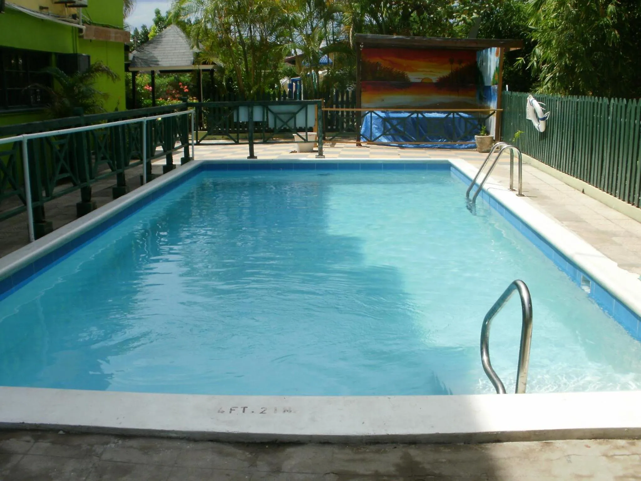Swimming pool in Pineapple Court Hotel