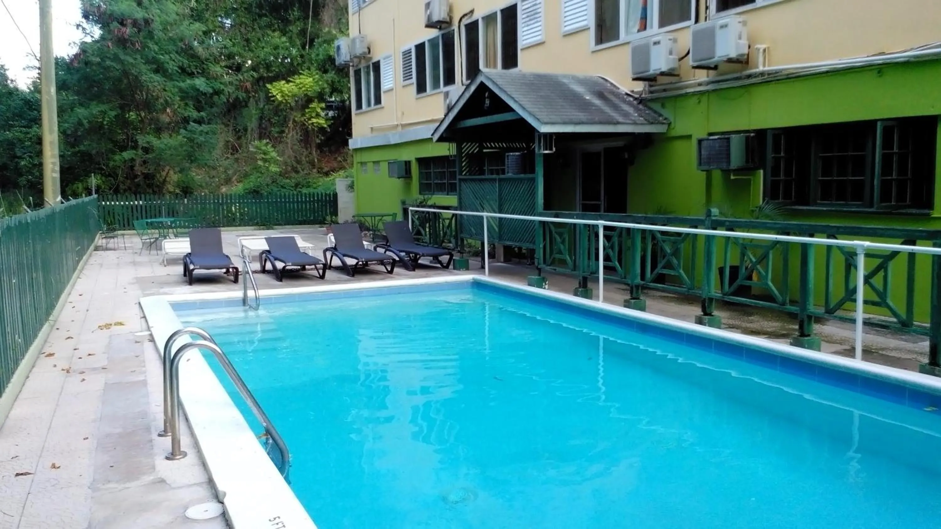 Swimming pool in Pineapple Court Hotel