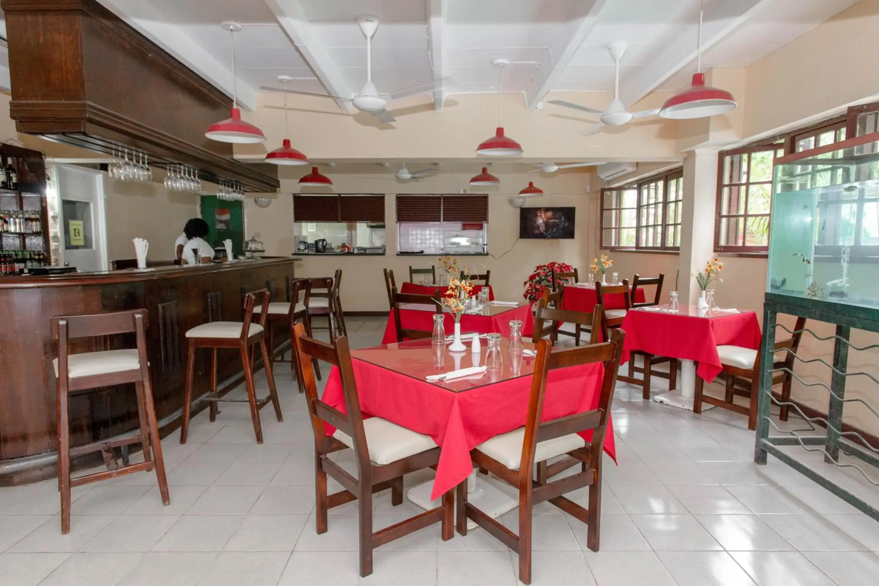 Restaurant/places to eat in Pineapple Court Hotel Restaurant/places to eat in Pineapple Court Hotel