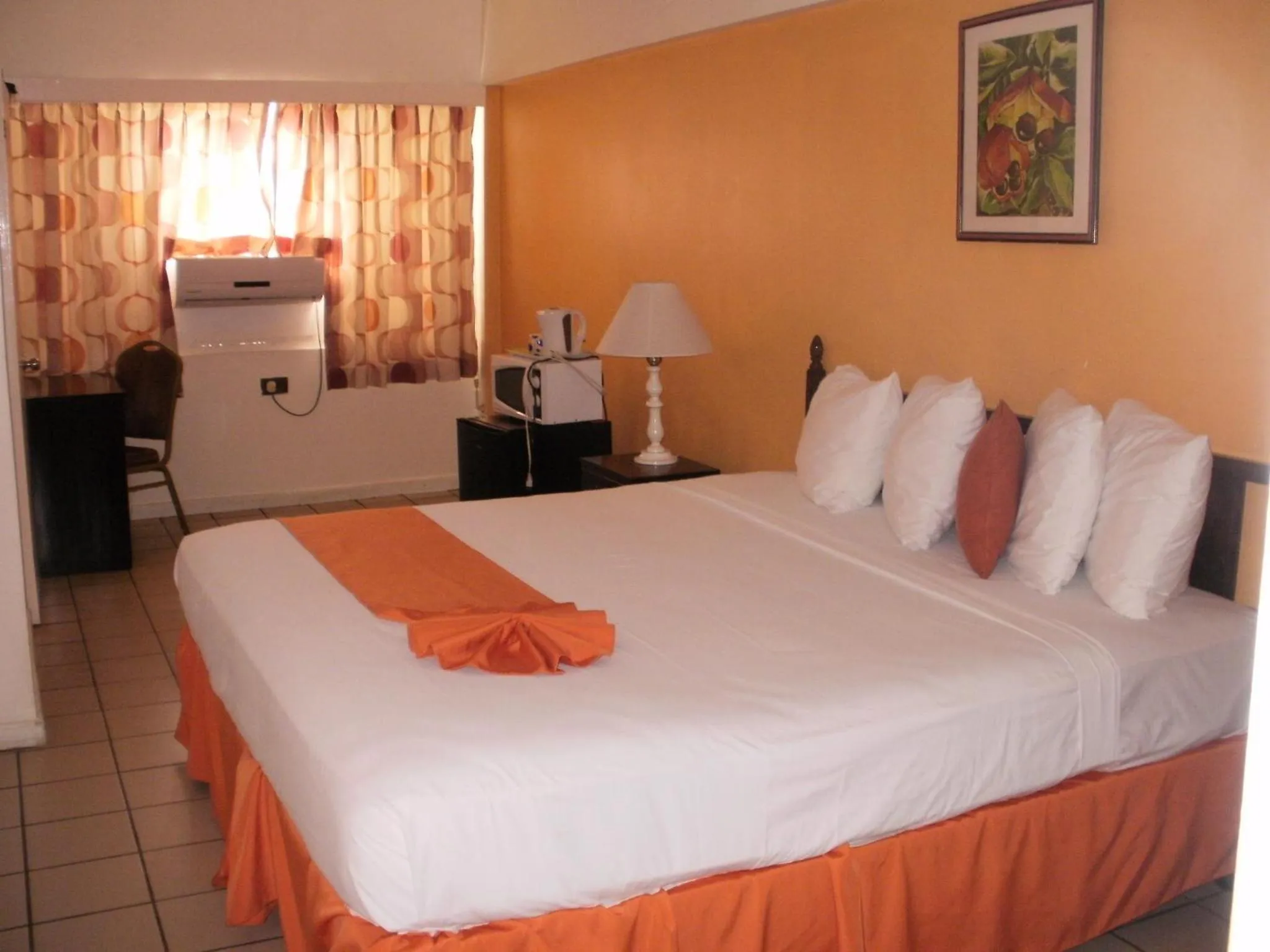 Bed in Pineapple Court Hotel