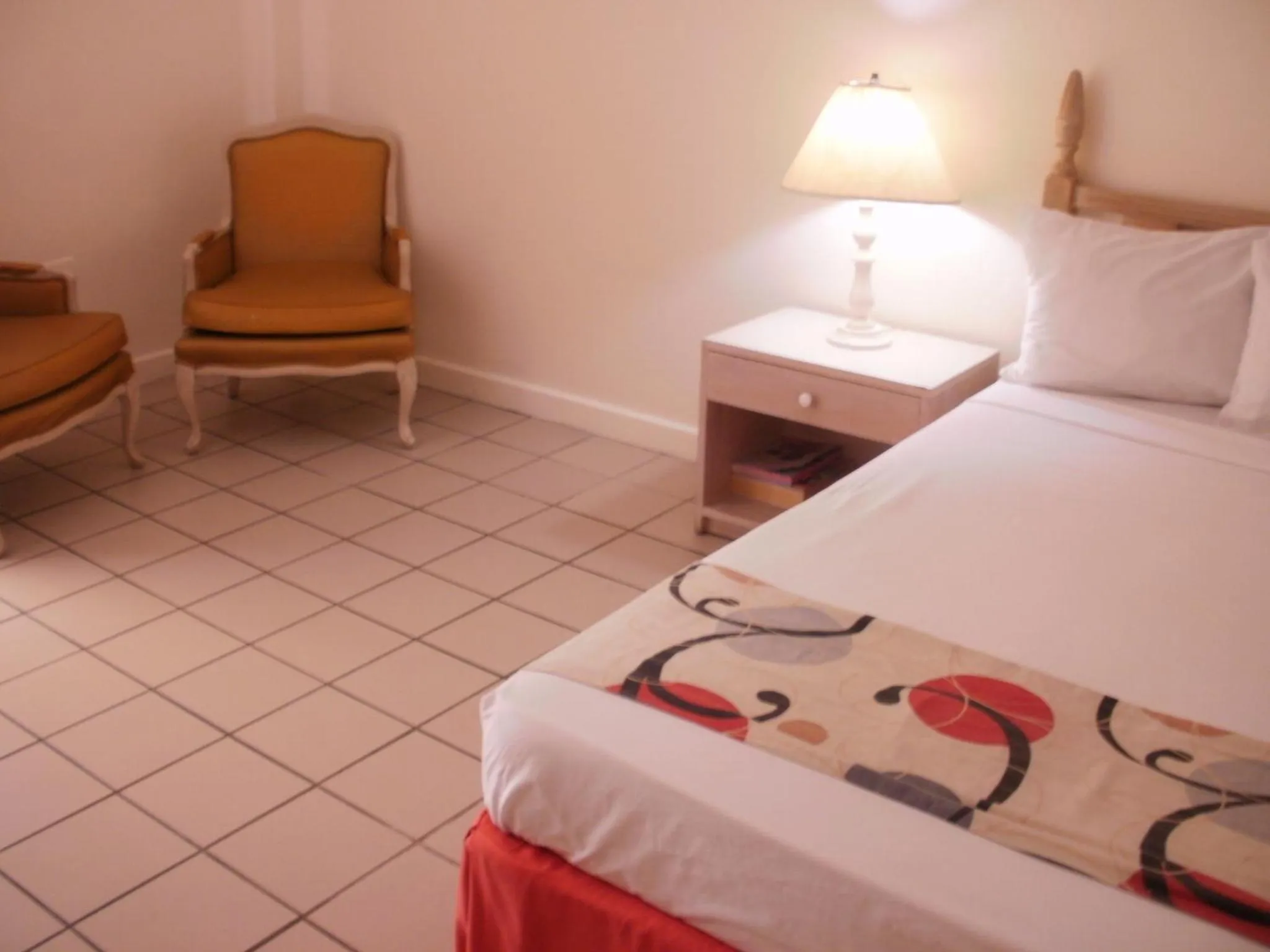 Bed in Pineapple Court Hotel