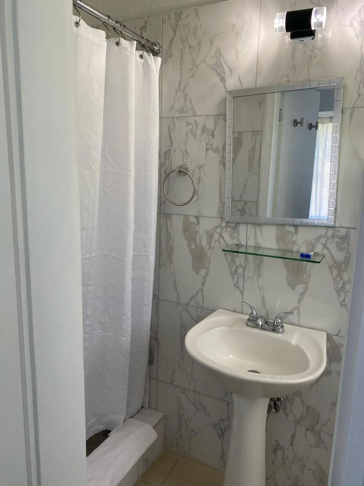 Shower in Pineapple Court Hotel