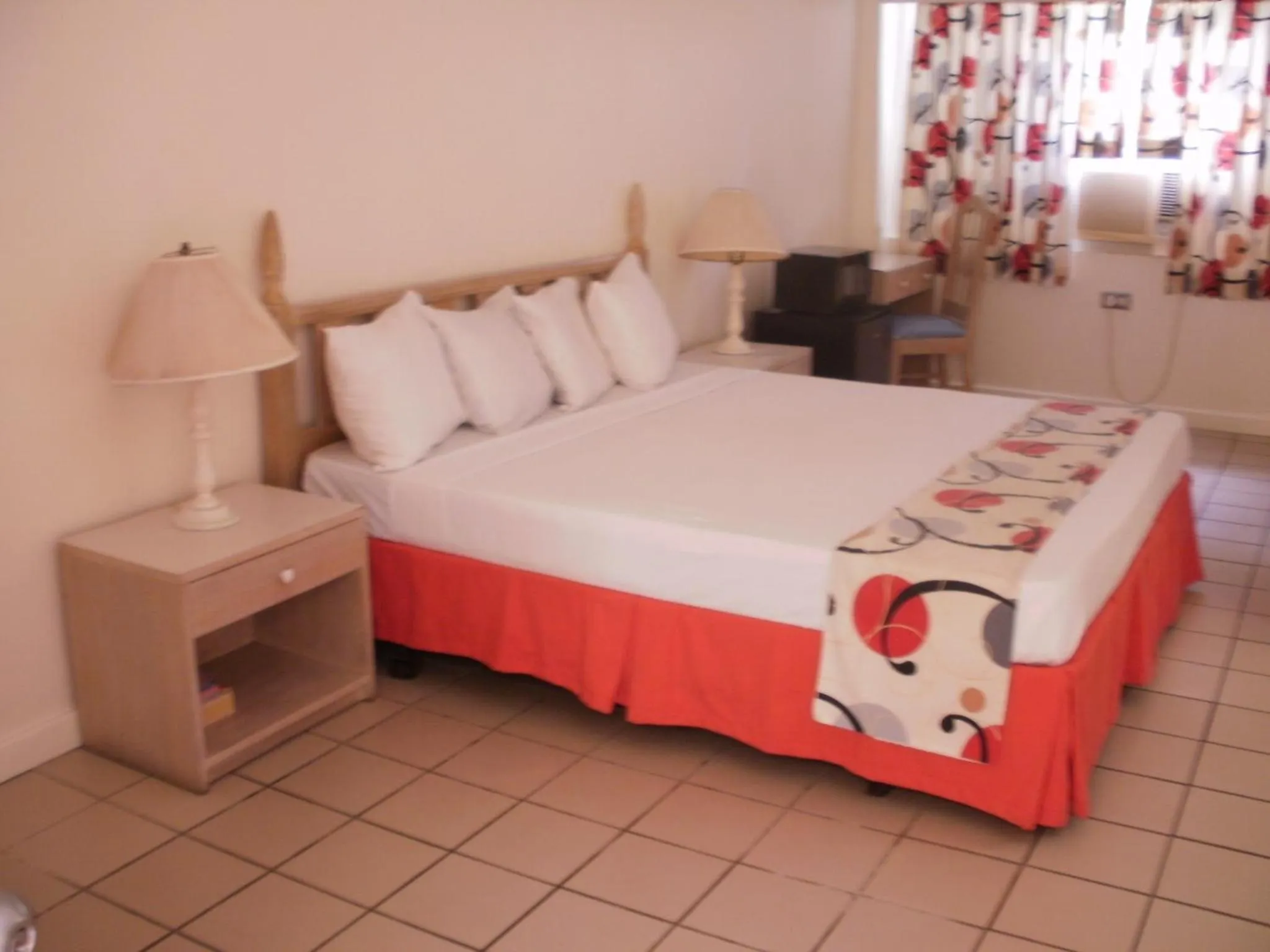 Bed in Pineapple Court Hotel