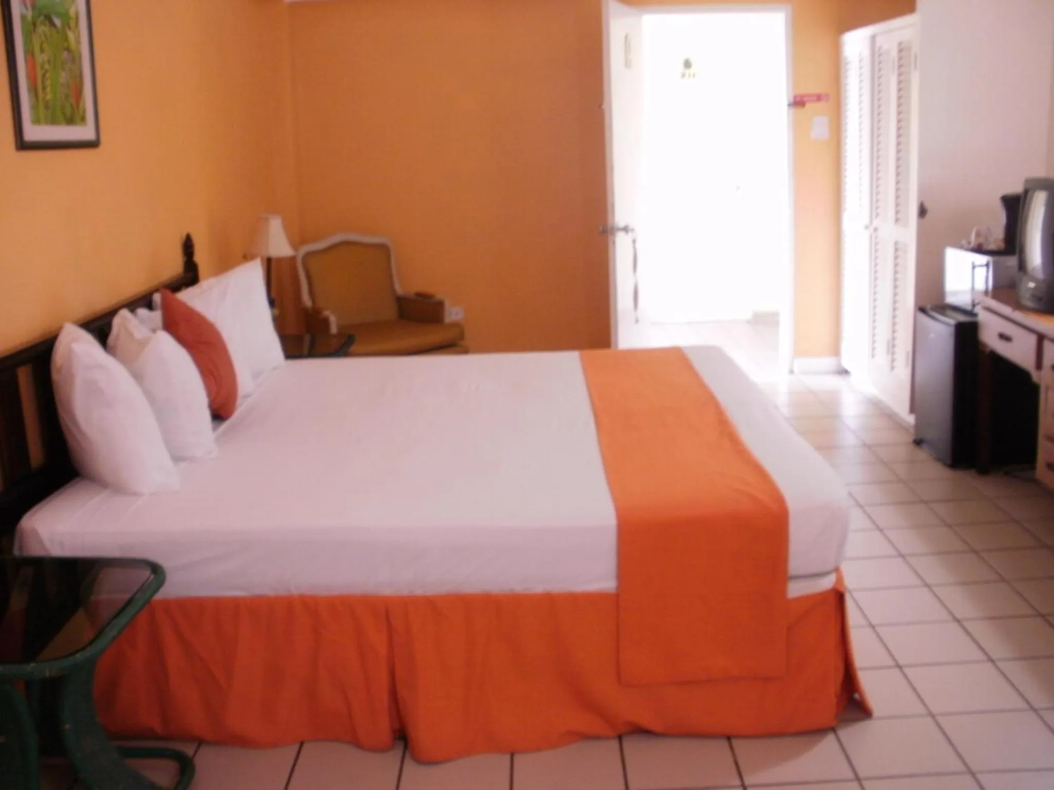 Photo of the whole room, Bed in Pineapple Court Hotel