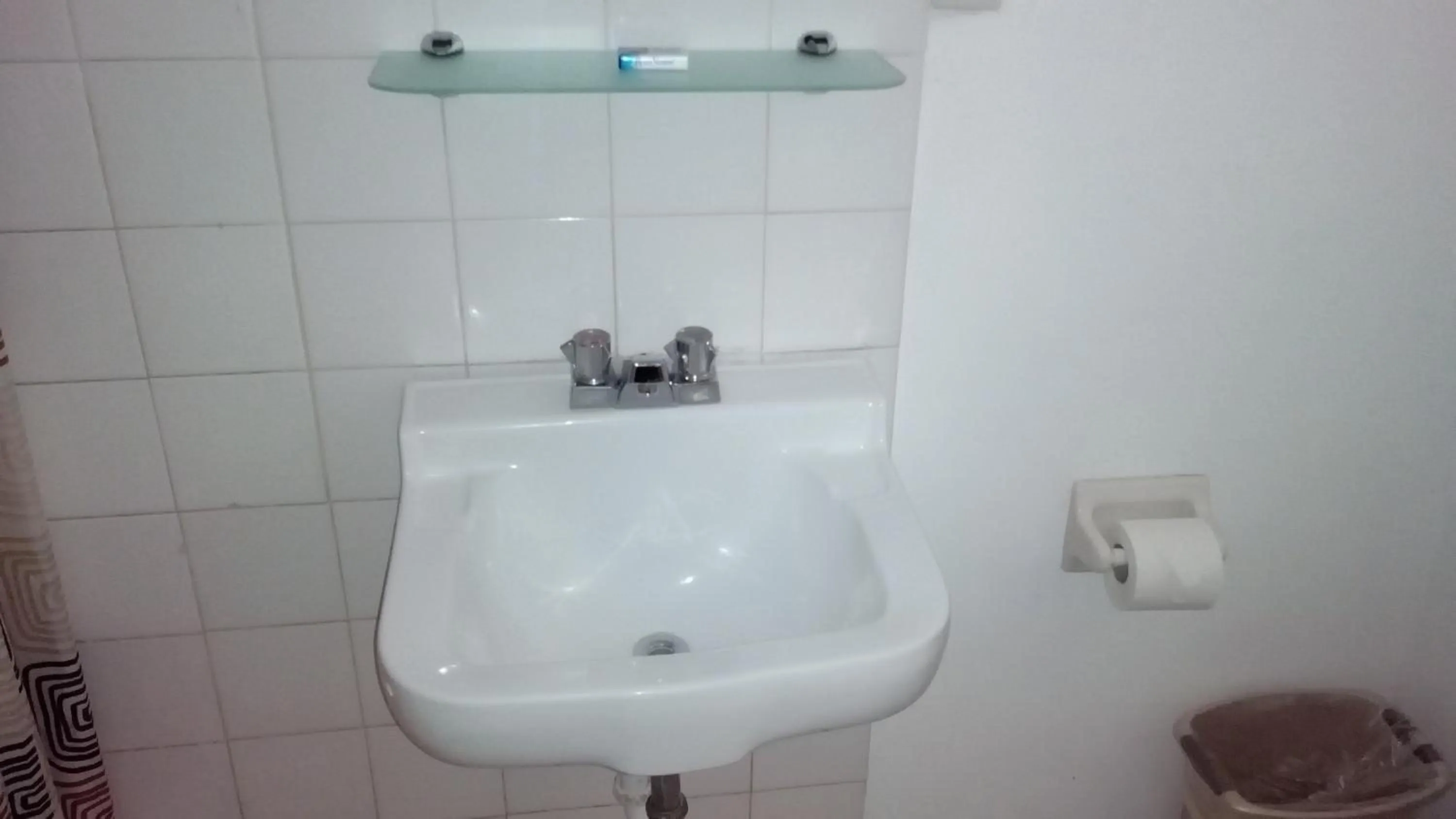 Bathroom in Pineapple Court Hotel