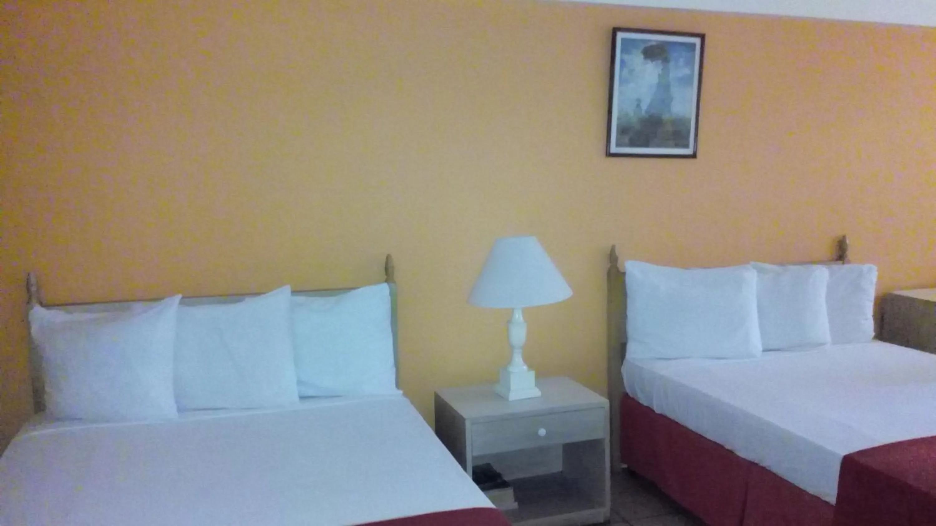 Decorative detail, Bed in Pineapple Court Hotel