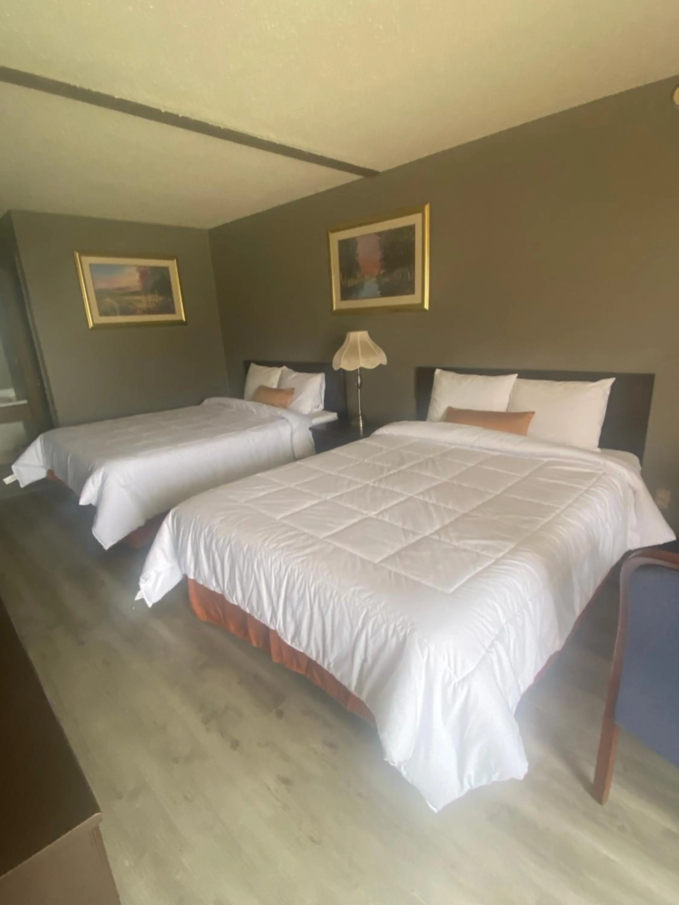 Bedroom in Paxton Inn Motel