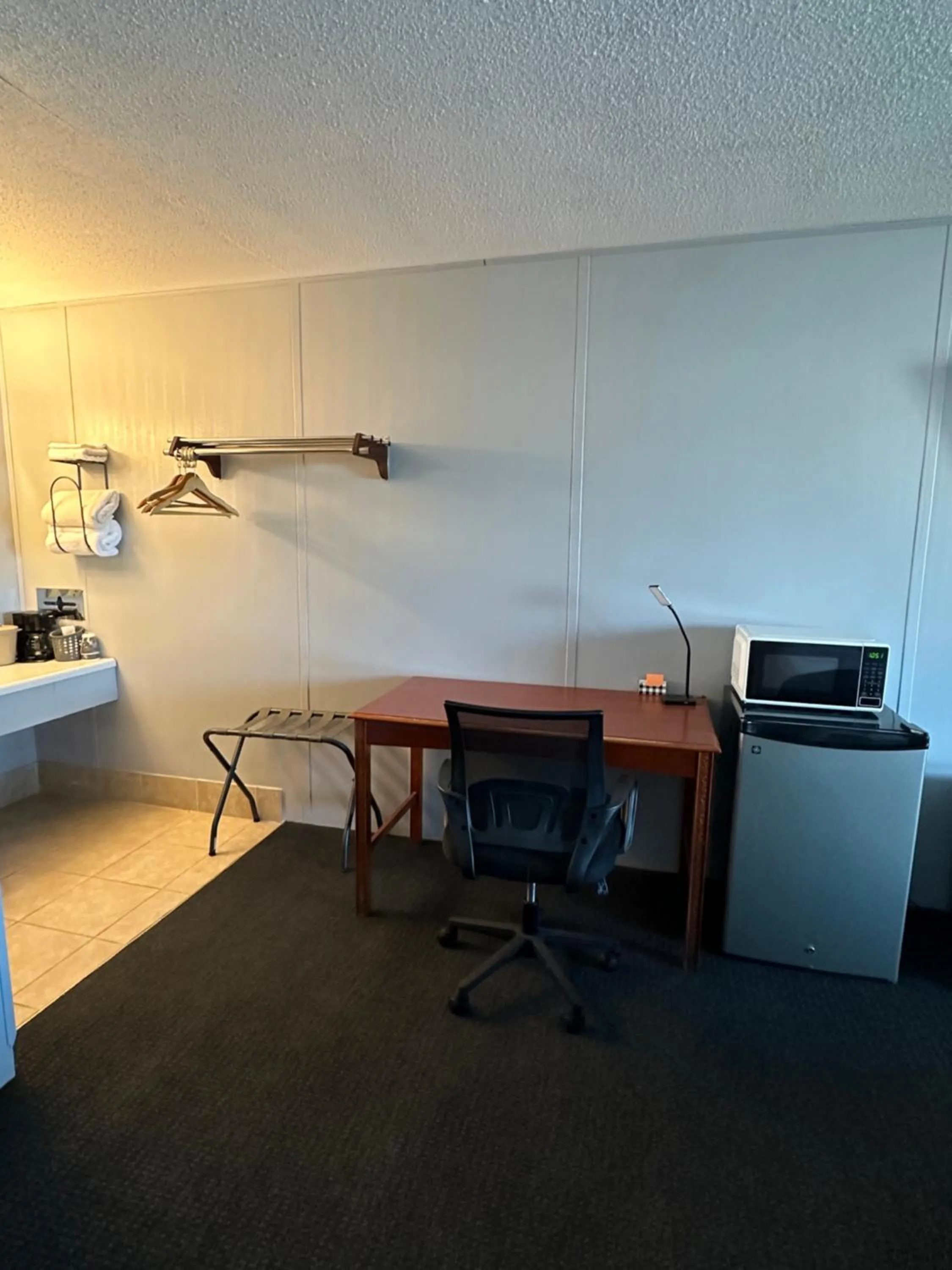 minibar in Paxton Inn Motel