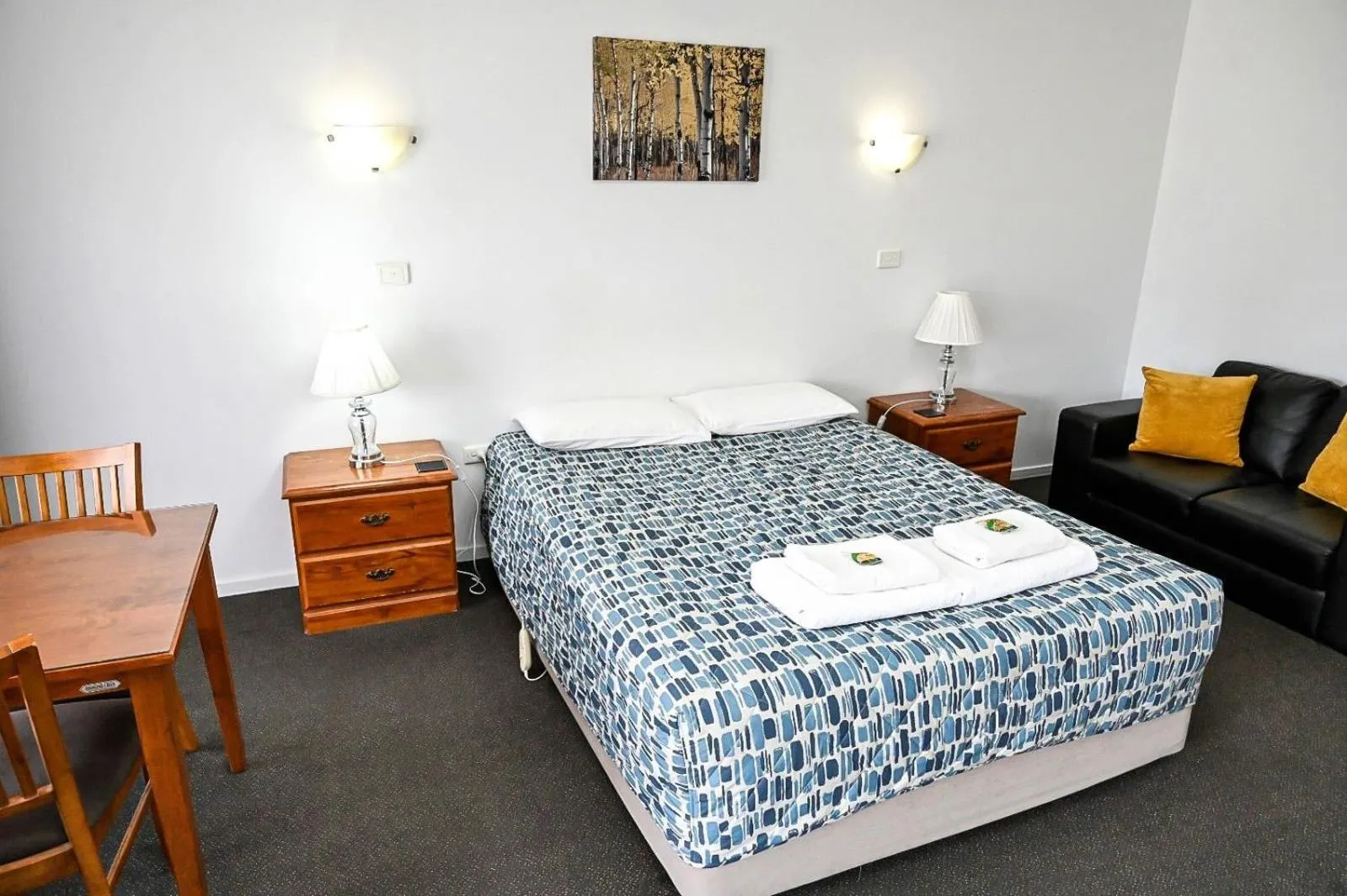 Bed in Holbrook Town Centre Motor Inn