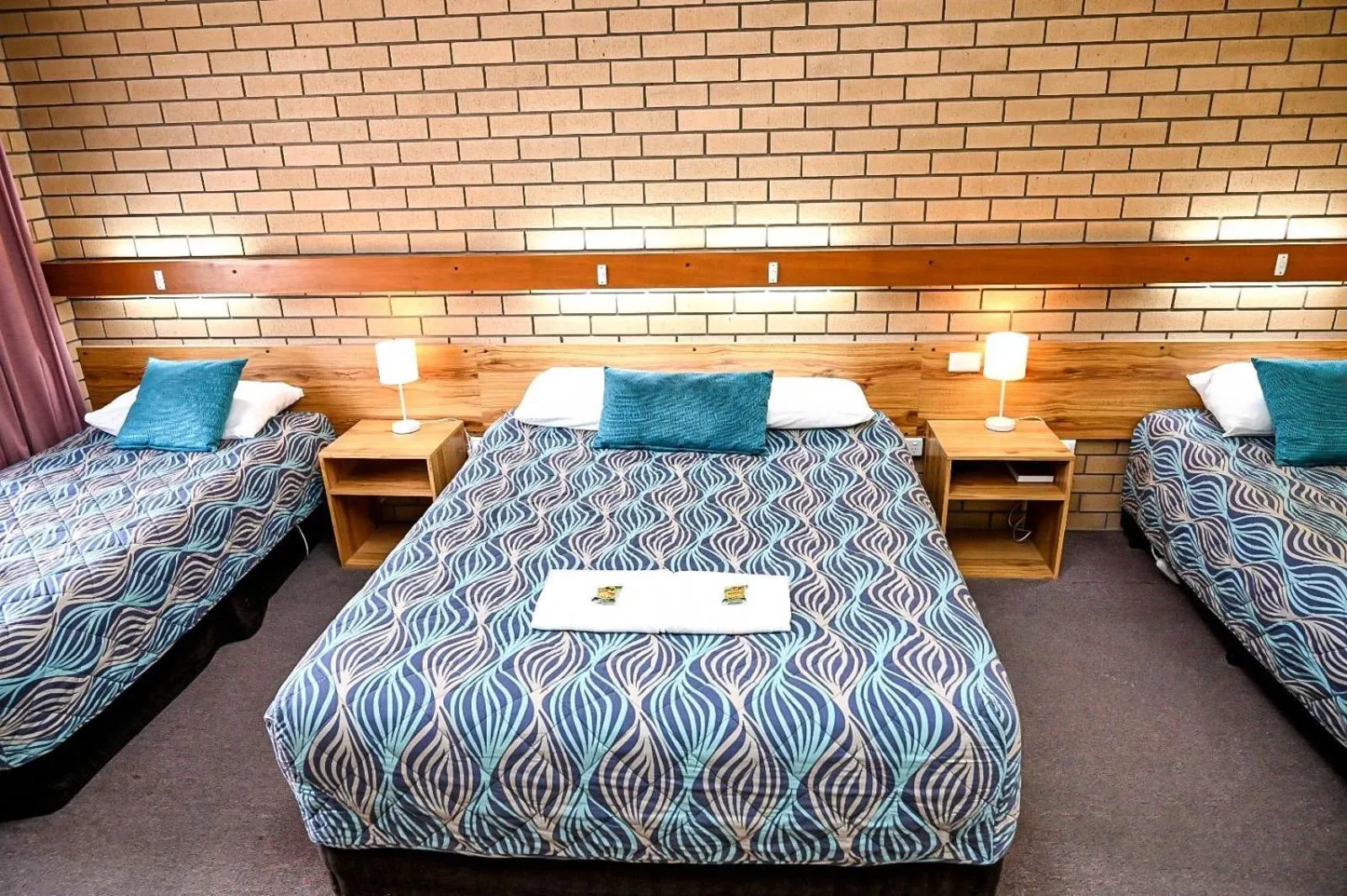 Bed in Holbrook Town Centre Motor Inn