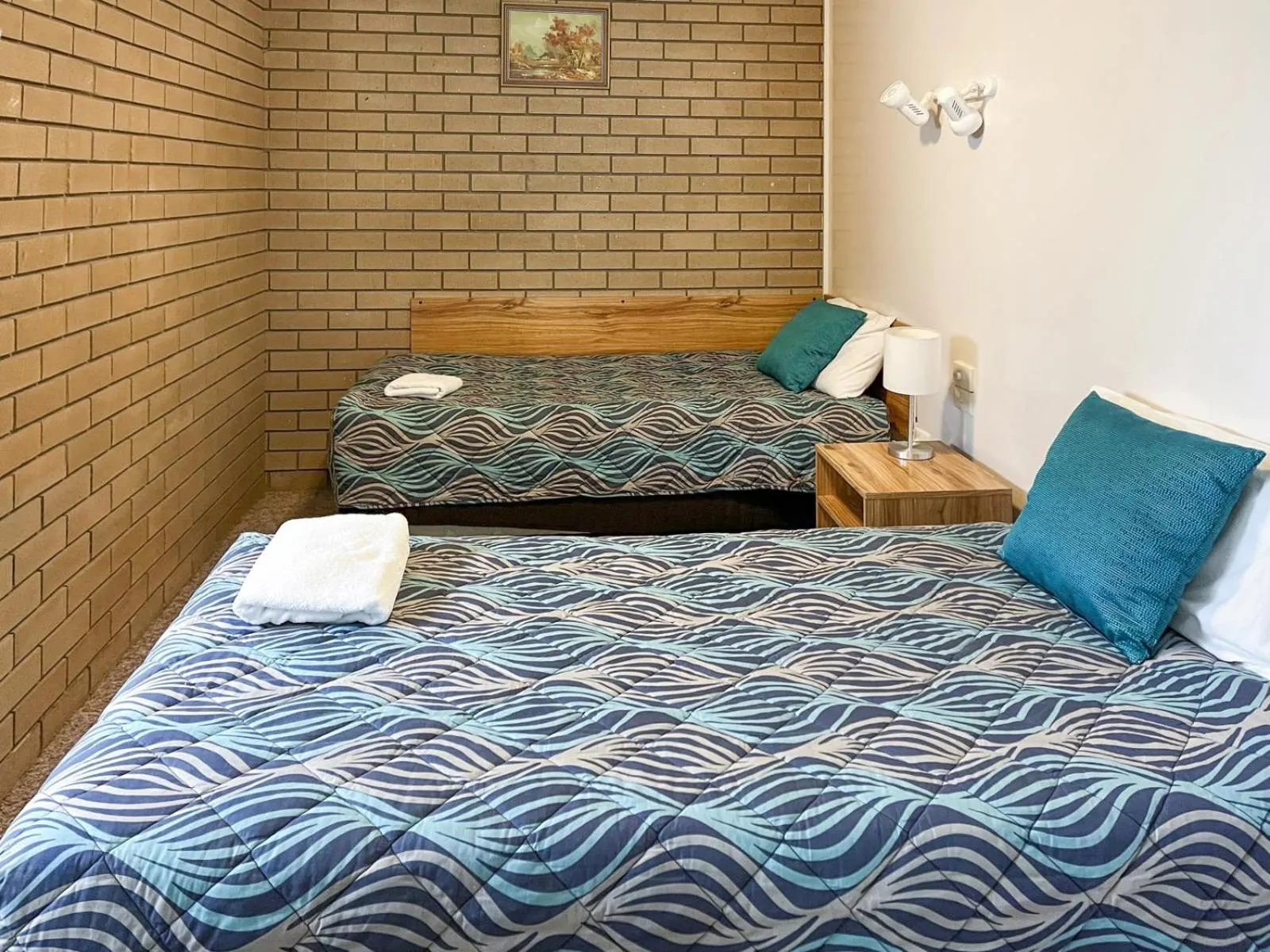 Bed in Holbrook Town Centre Motor Inn