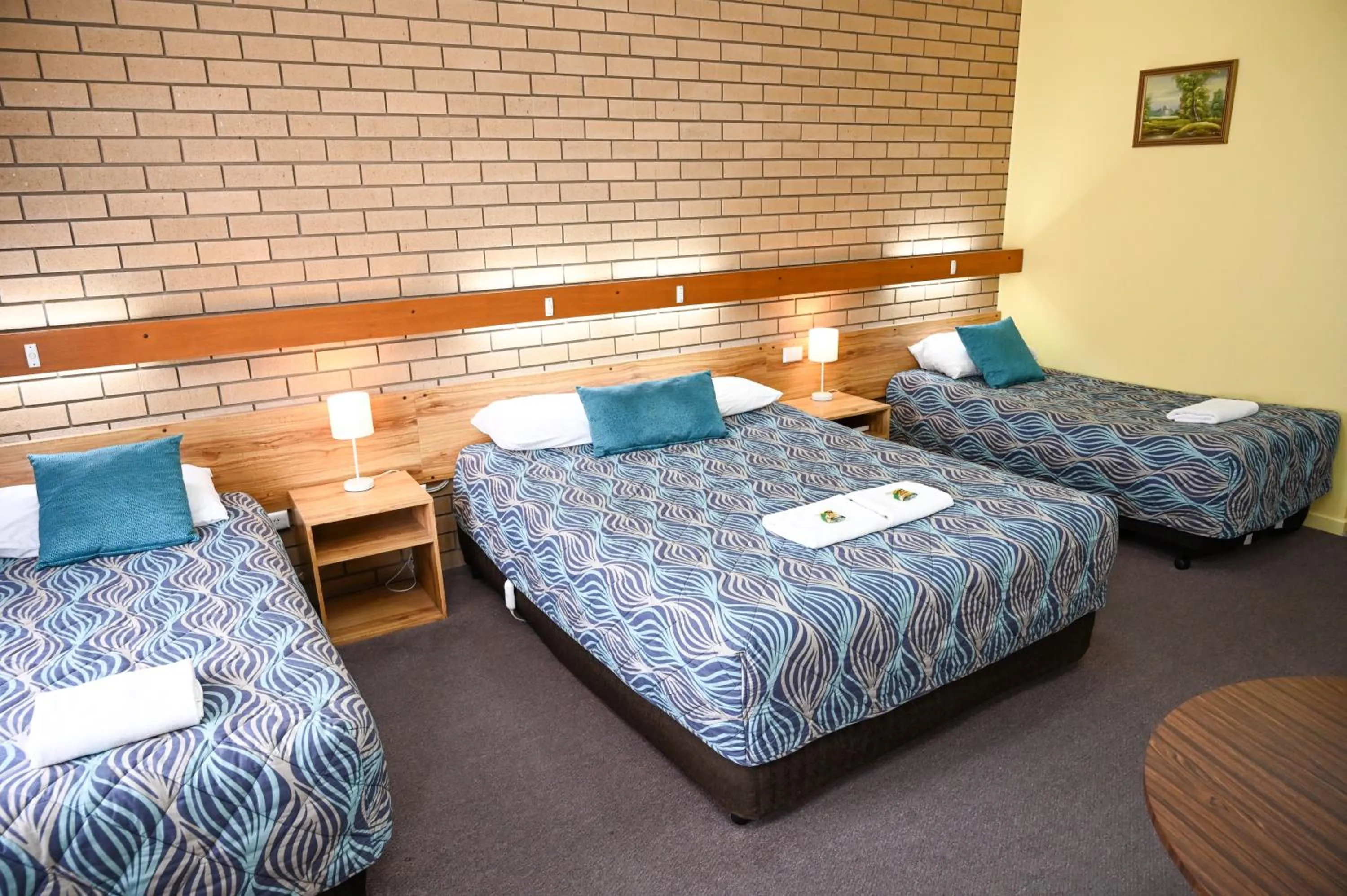 Bed in Holbrook Town Centre Motor Inn