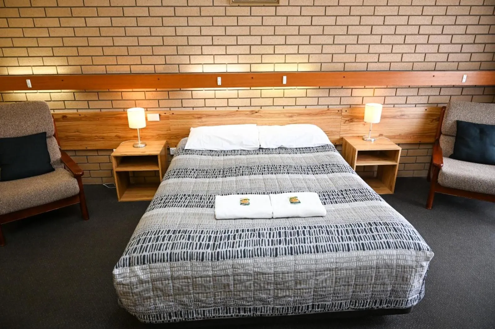 Bed in Holbrook Town Centre Motor Inn