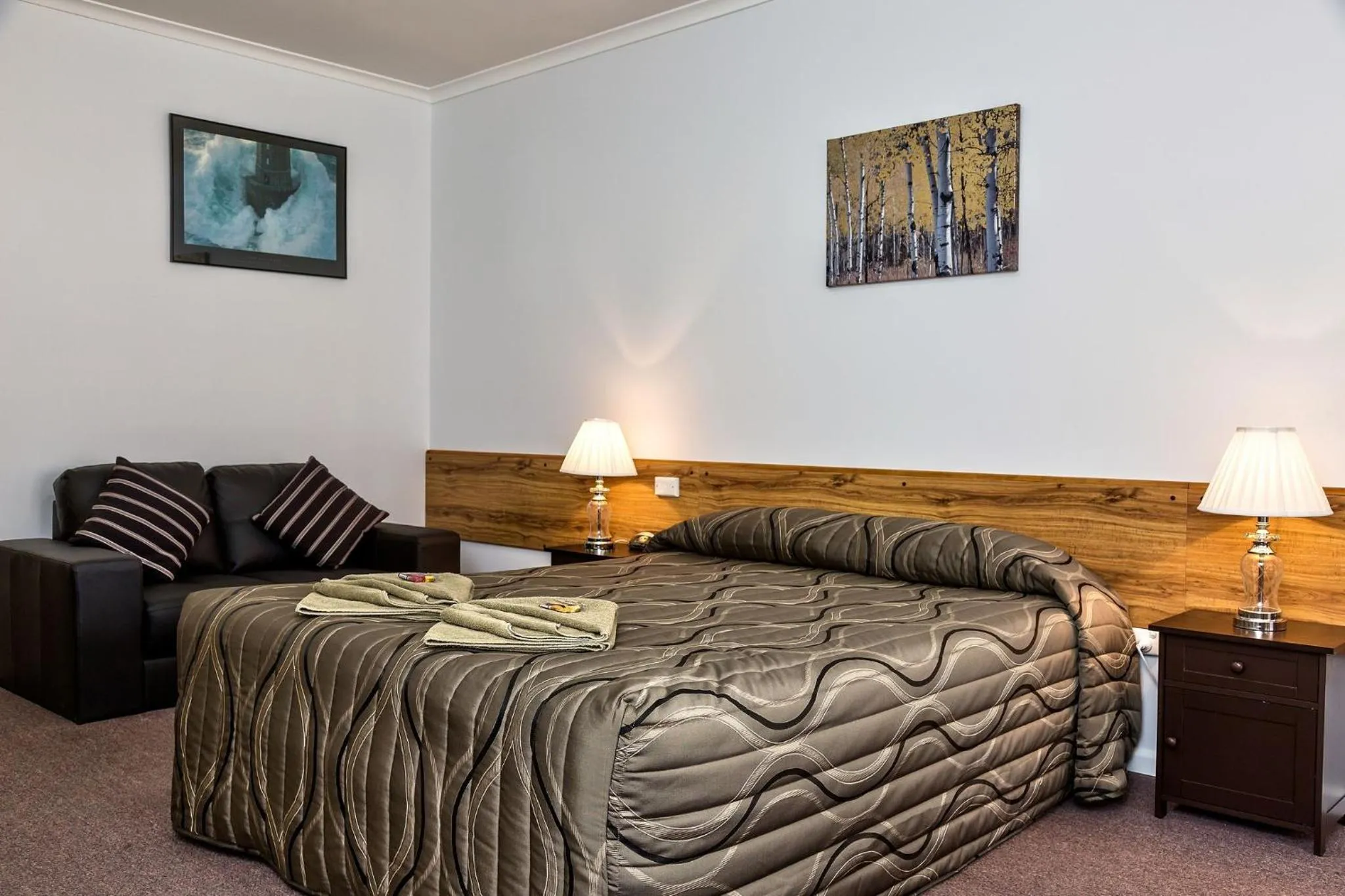 Bed in Holbrook Town Centre Motor Inn