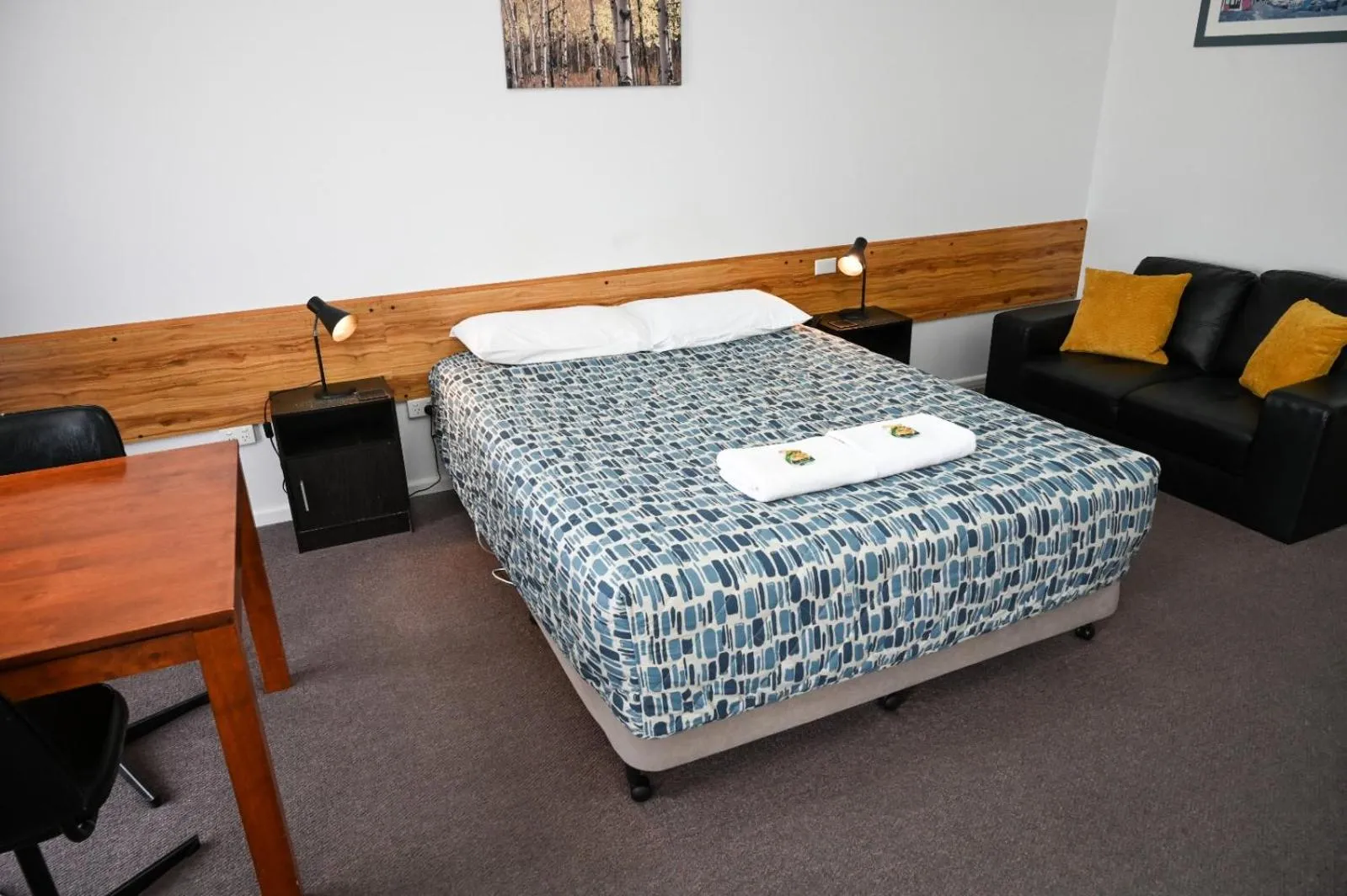 Bed in Holbrook Town Centre Motor Inn
