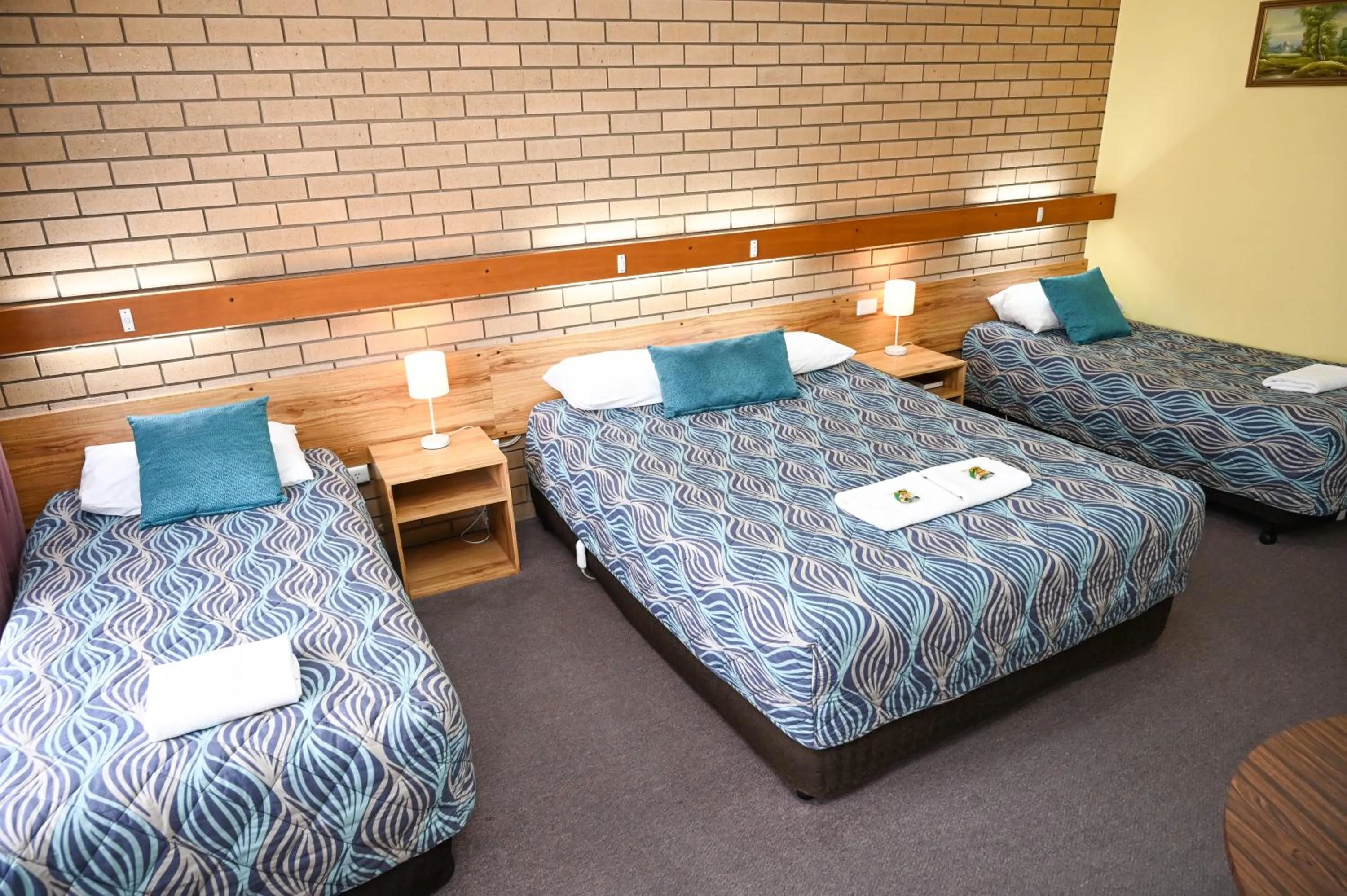 Bed in Holbrook Town Centre Motor Inn