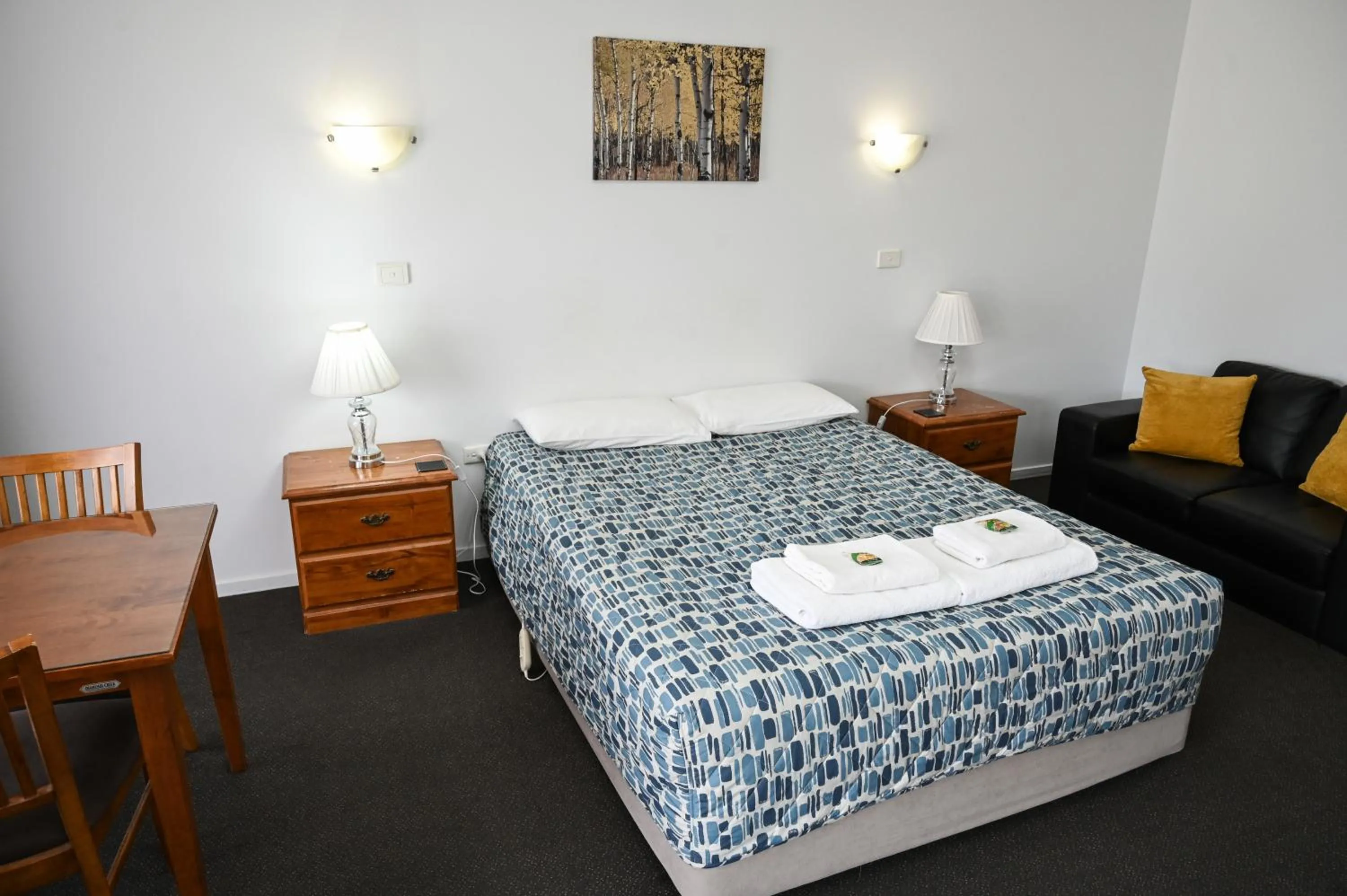 Bed in Holbrook Town Centre Motor Inn