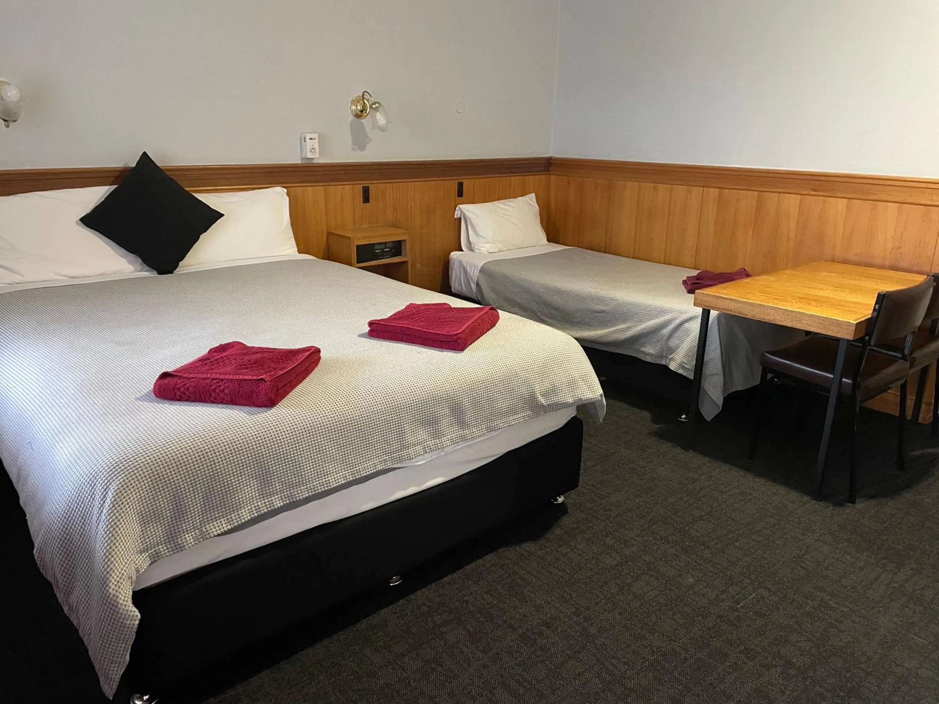 Bed in County Lodge Motor Inn