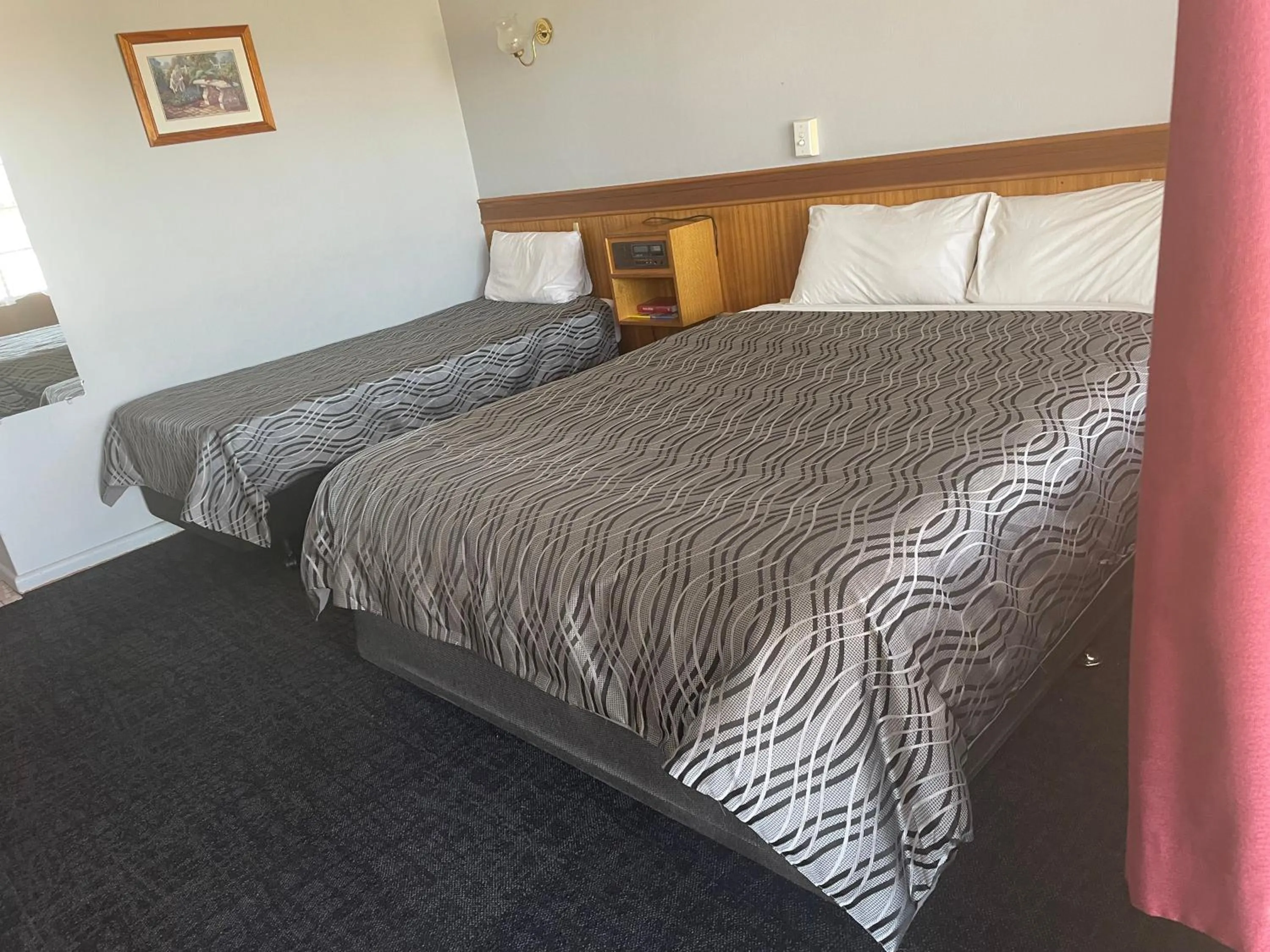 Bed in County Lodge Motor Inn