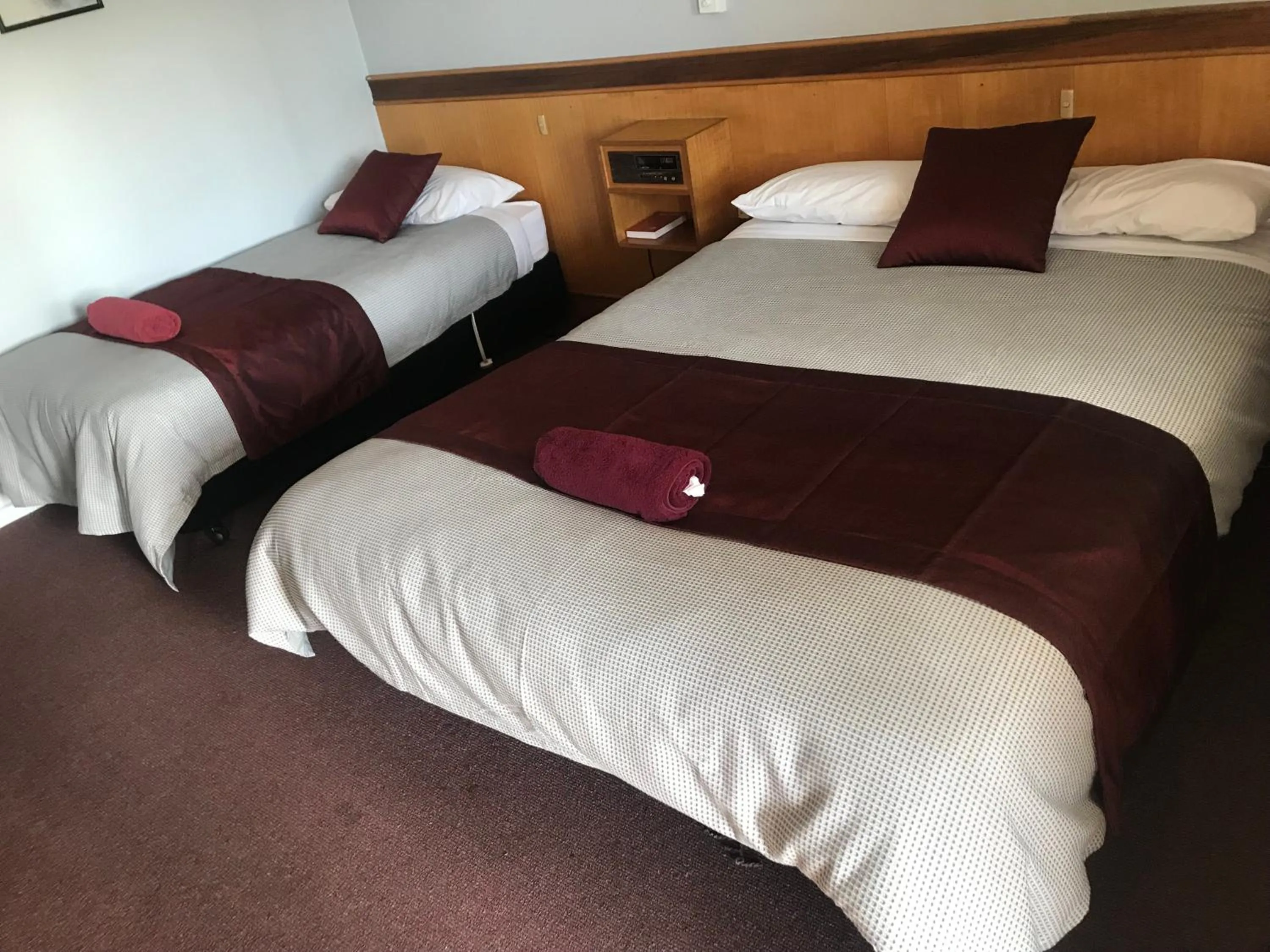 Bed in County Lodge Motor Inn