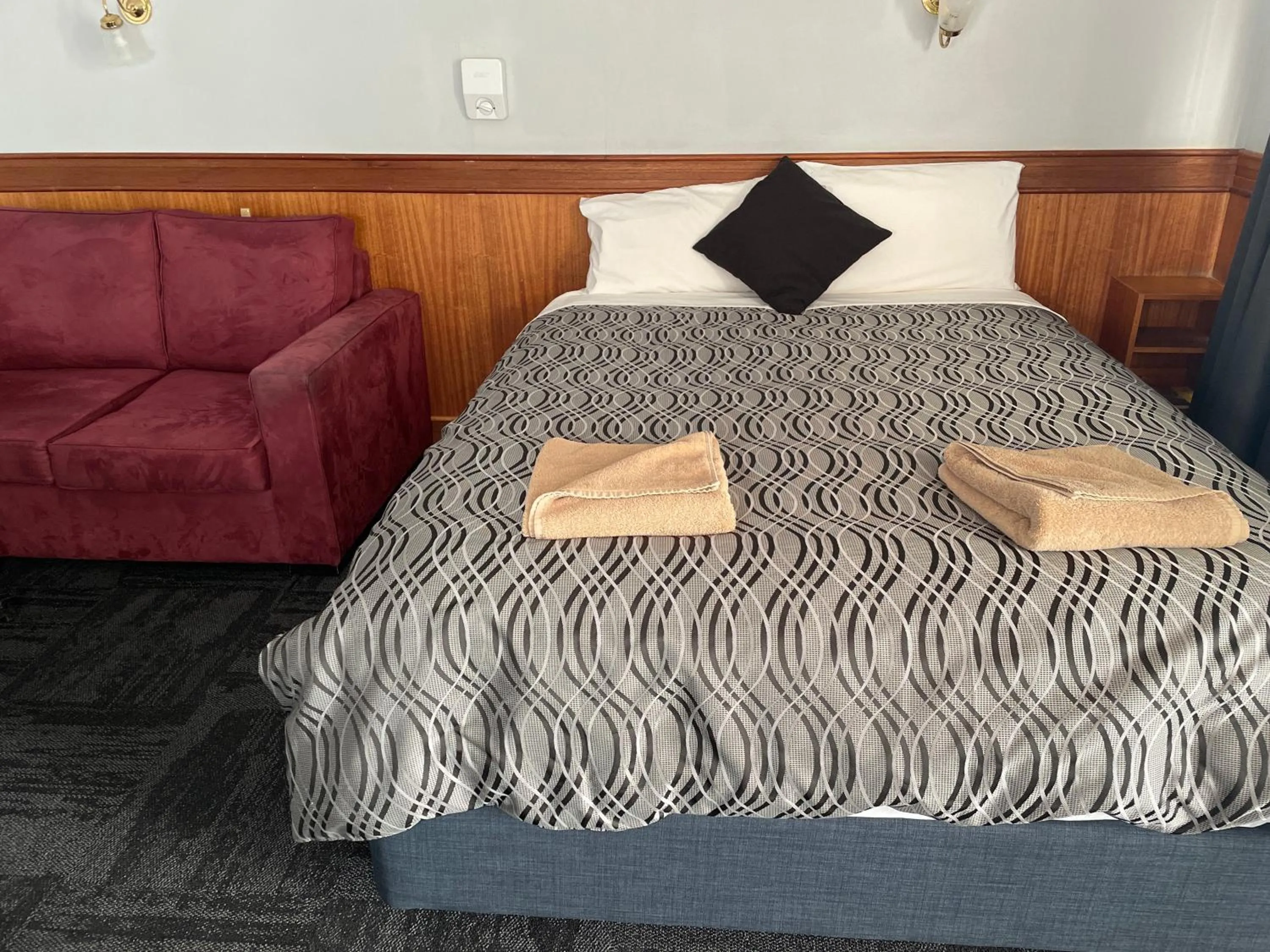 Bed in County Lodge Motor Inn