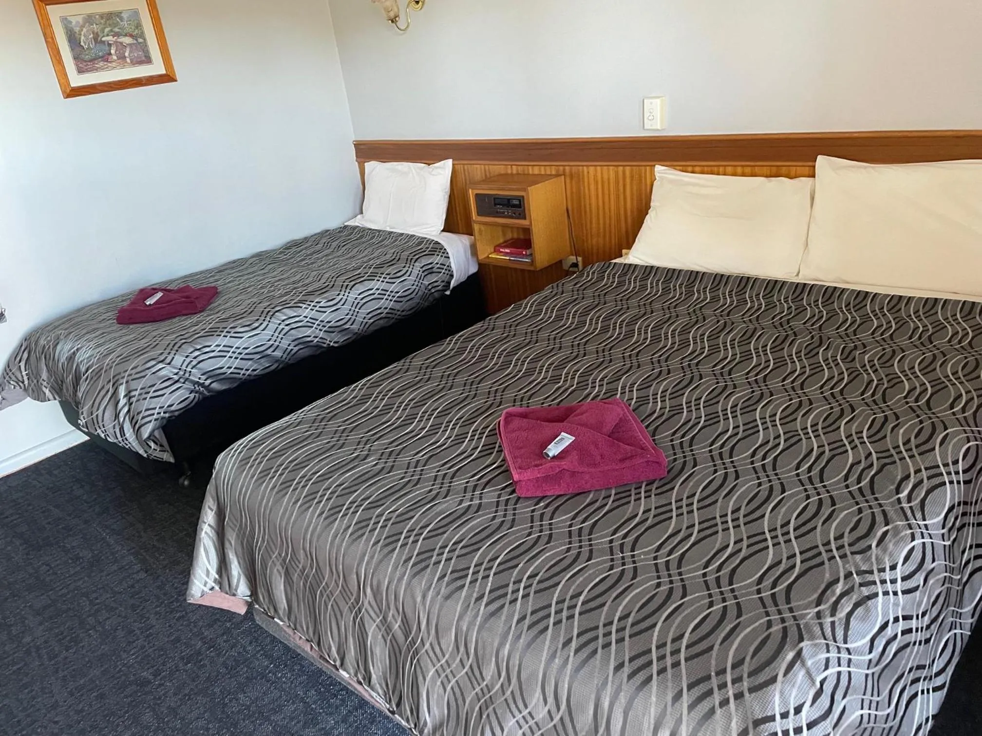 Bed in County Lodge Motor Inn