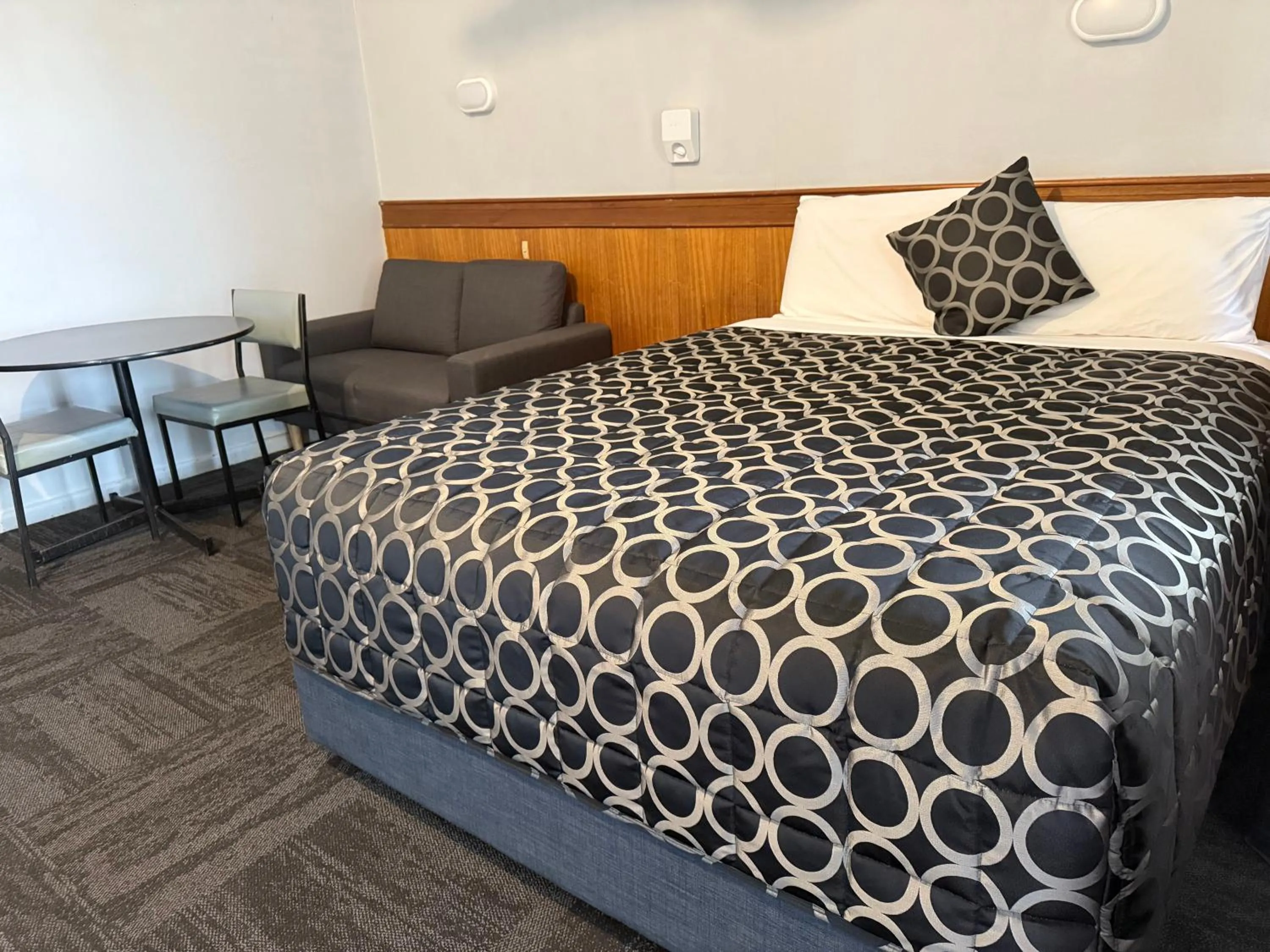 Bed in County Lodge Motor Inn