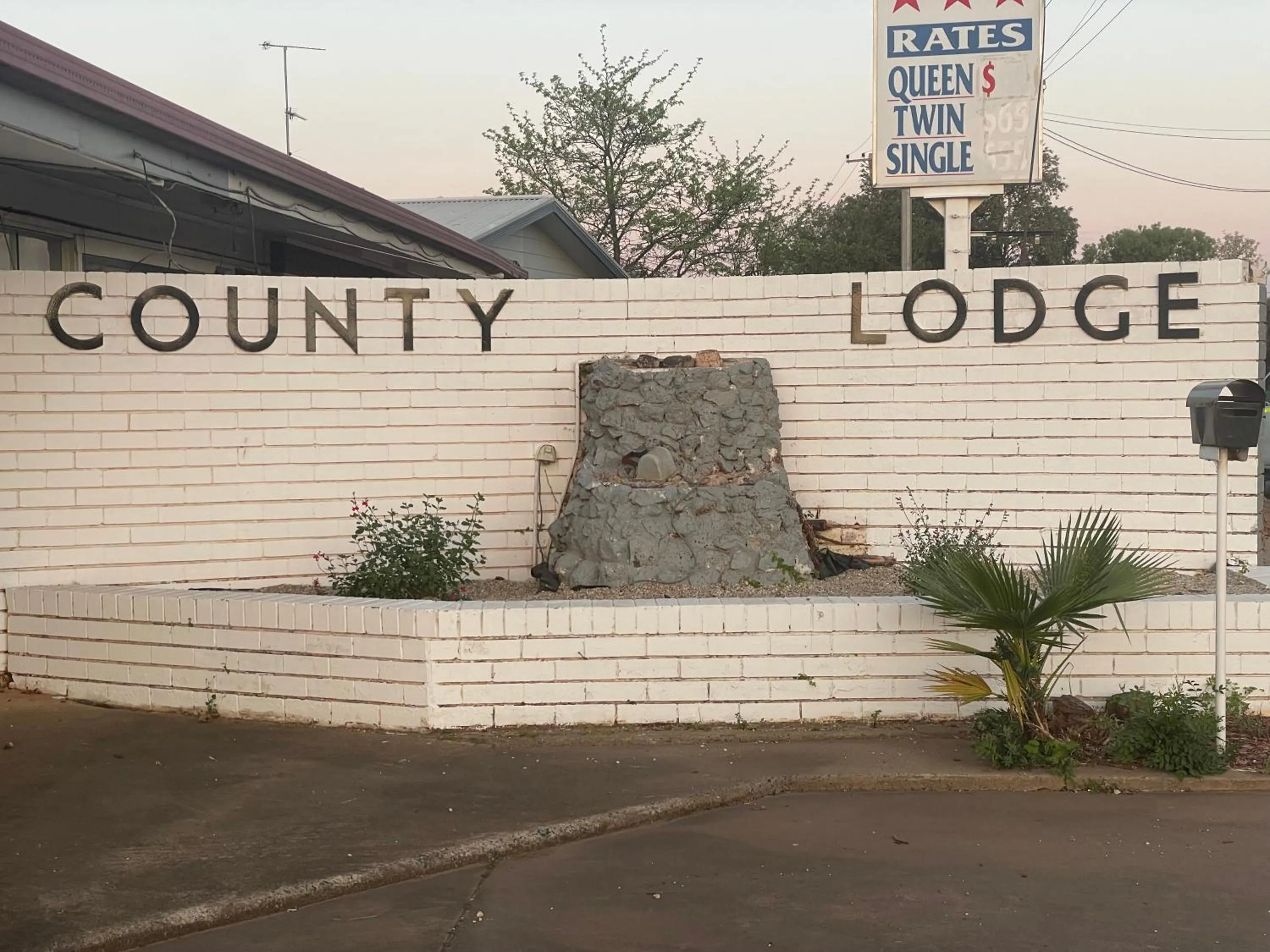County Lodge Motor Inn