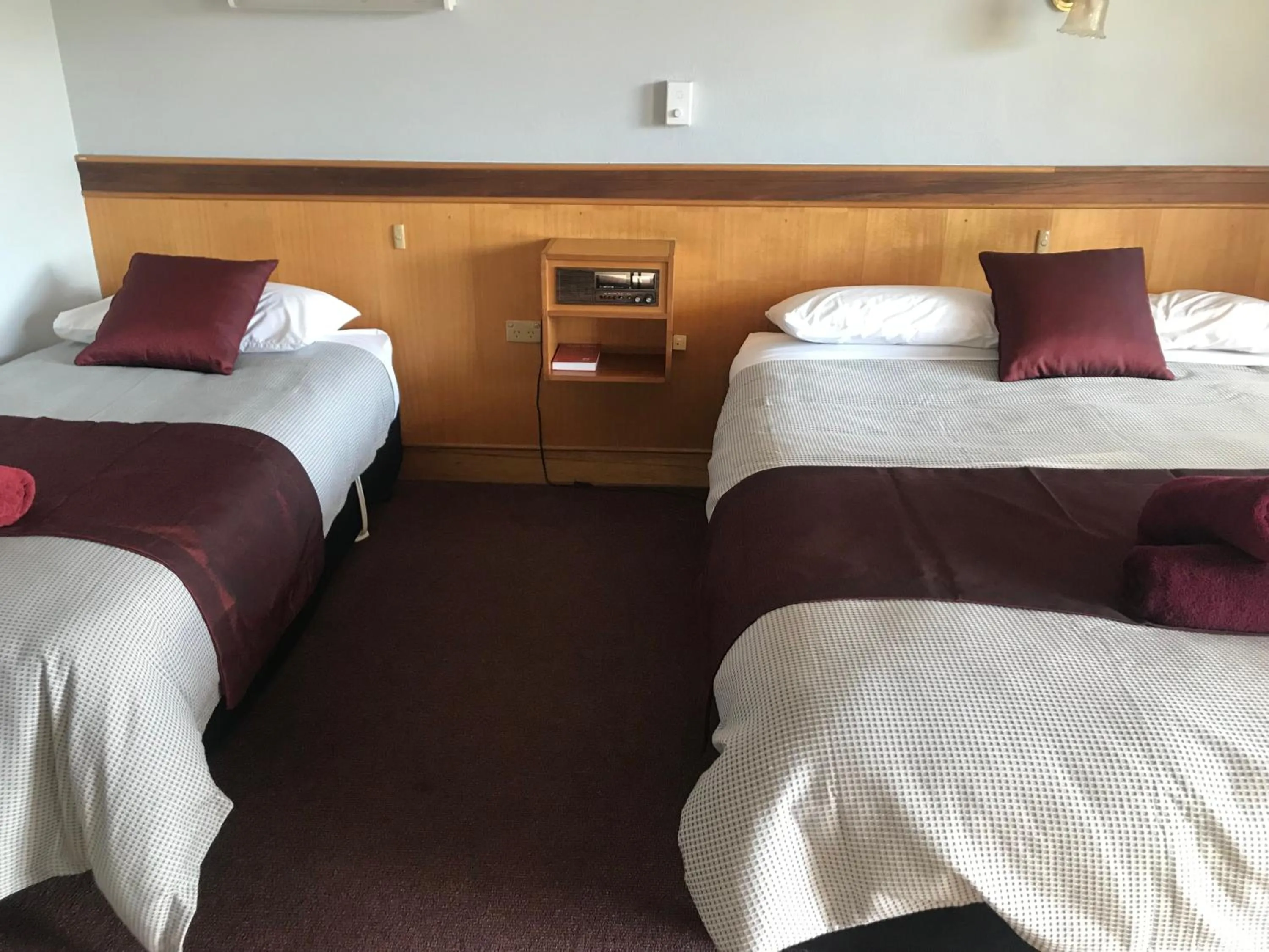 Bed in County Lodge Motor Inn