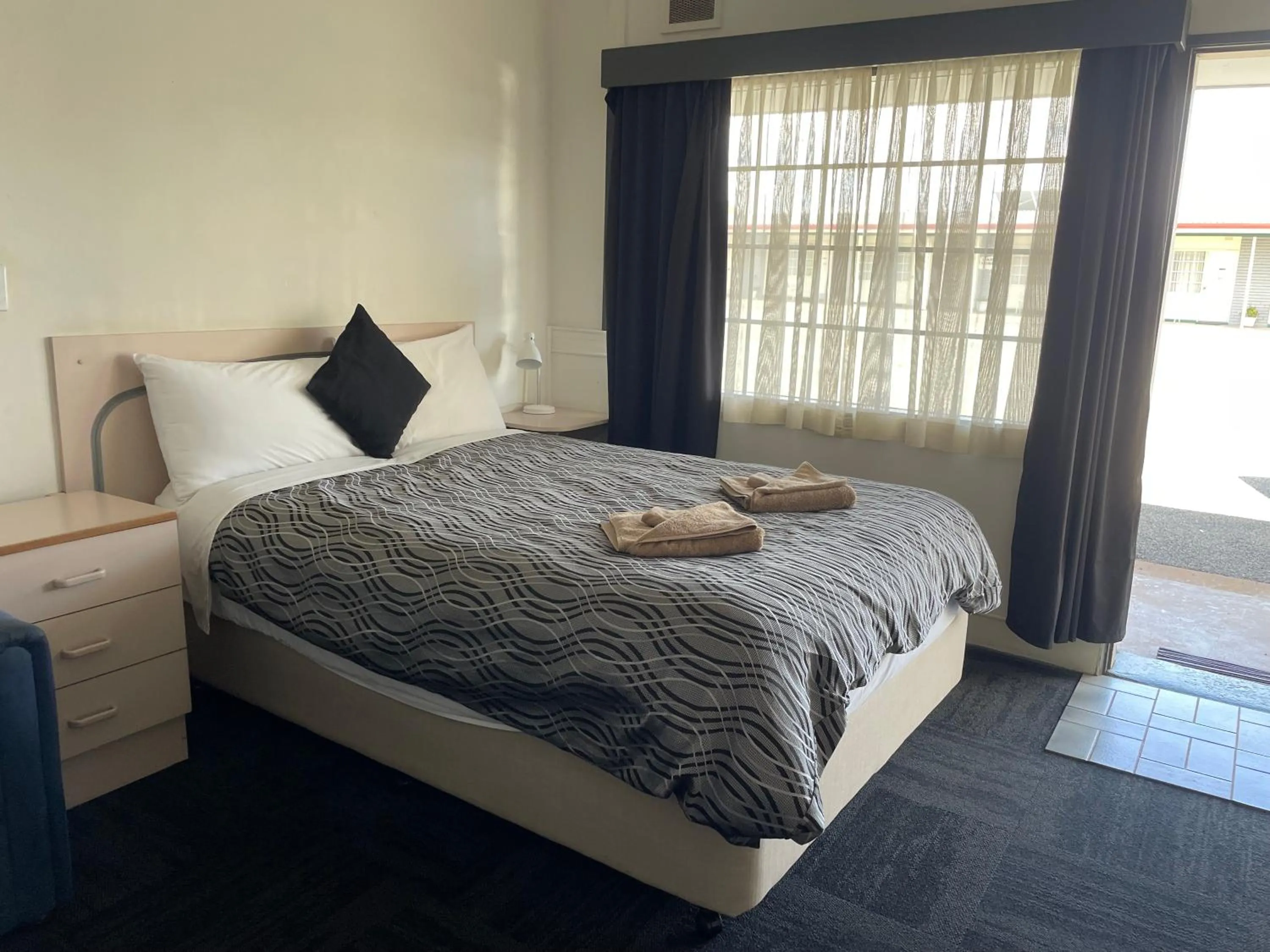 Bed in County Lodge Motor Inn