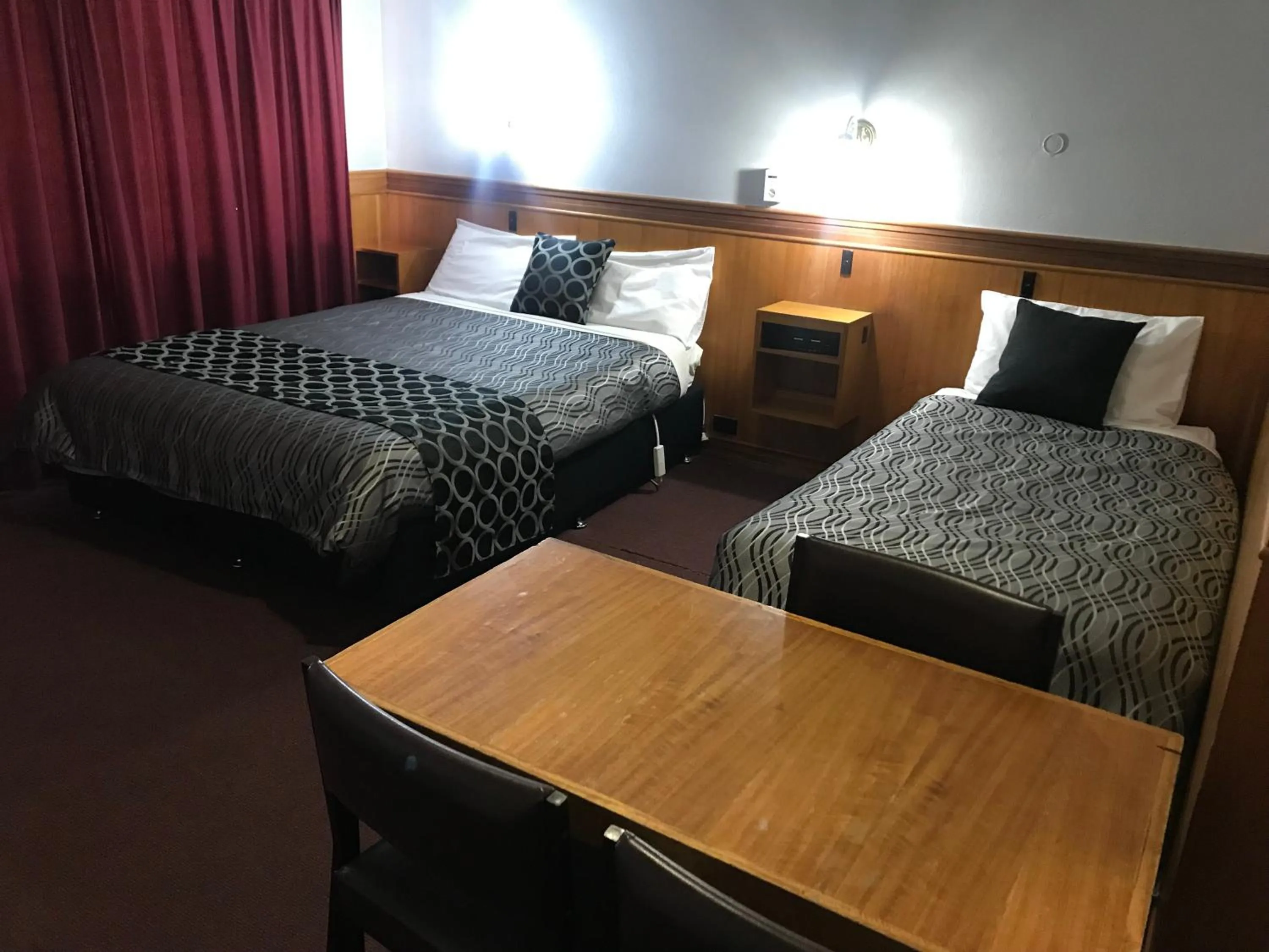 Bed in County Lodge Motor Inn