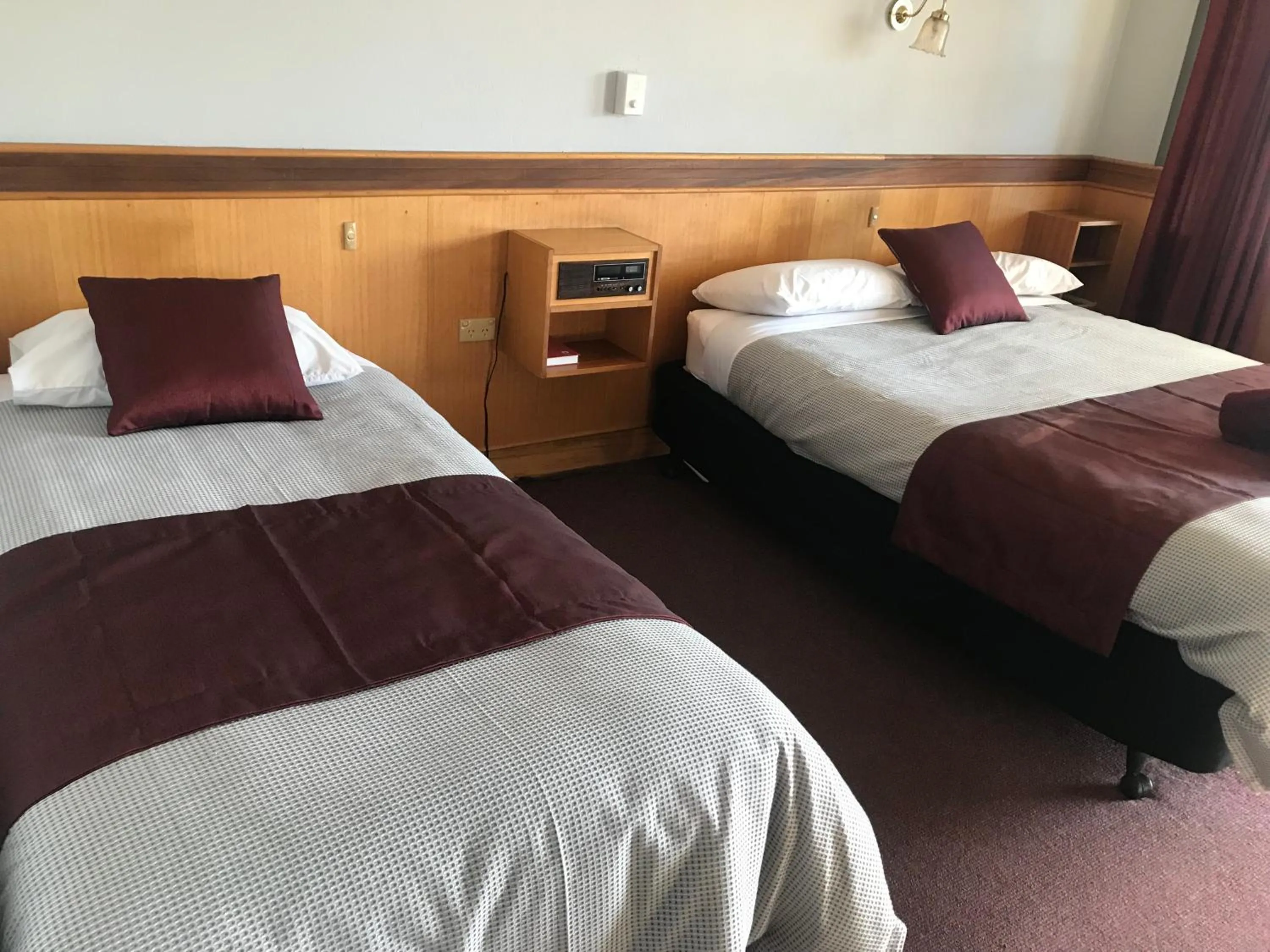 Bed in County Lodge Motor Inn