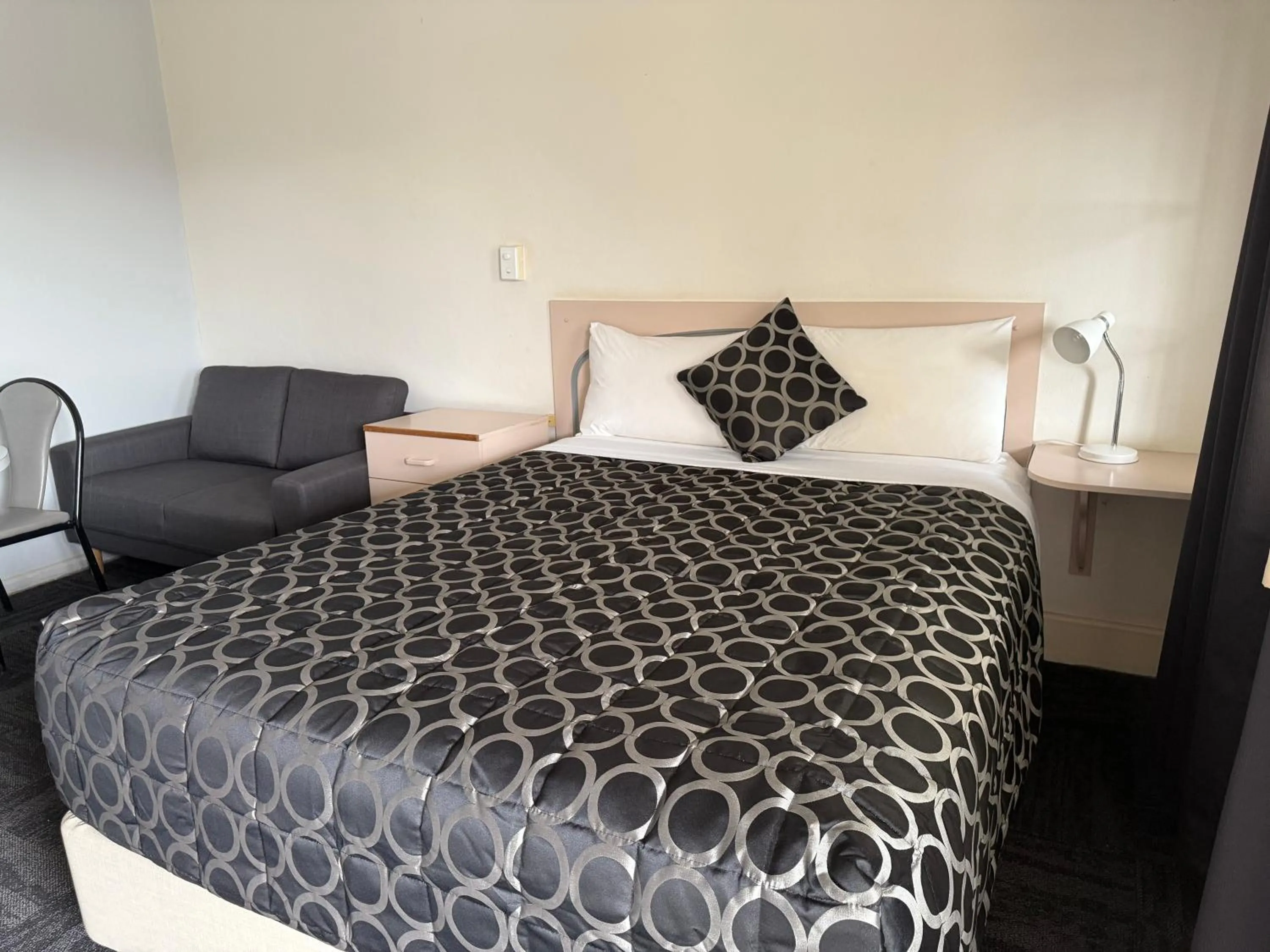 Bed in County Lodge Motor Inn