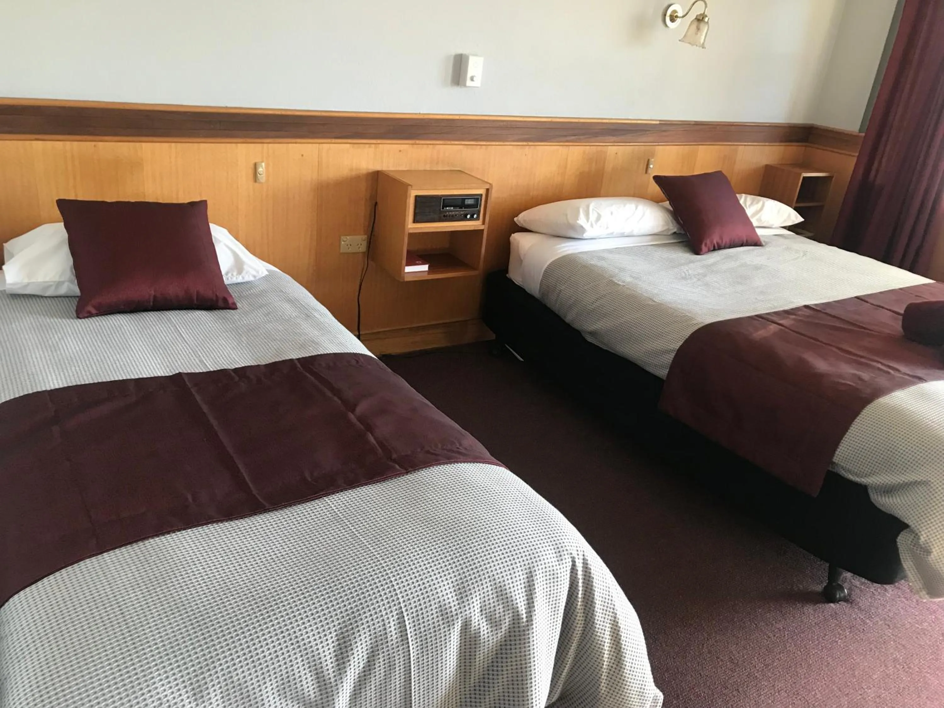 Bed in County Lodge Motor Inn