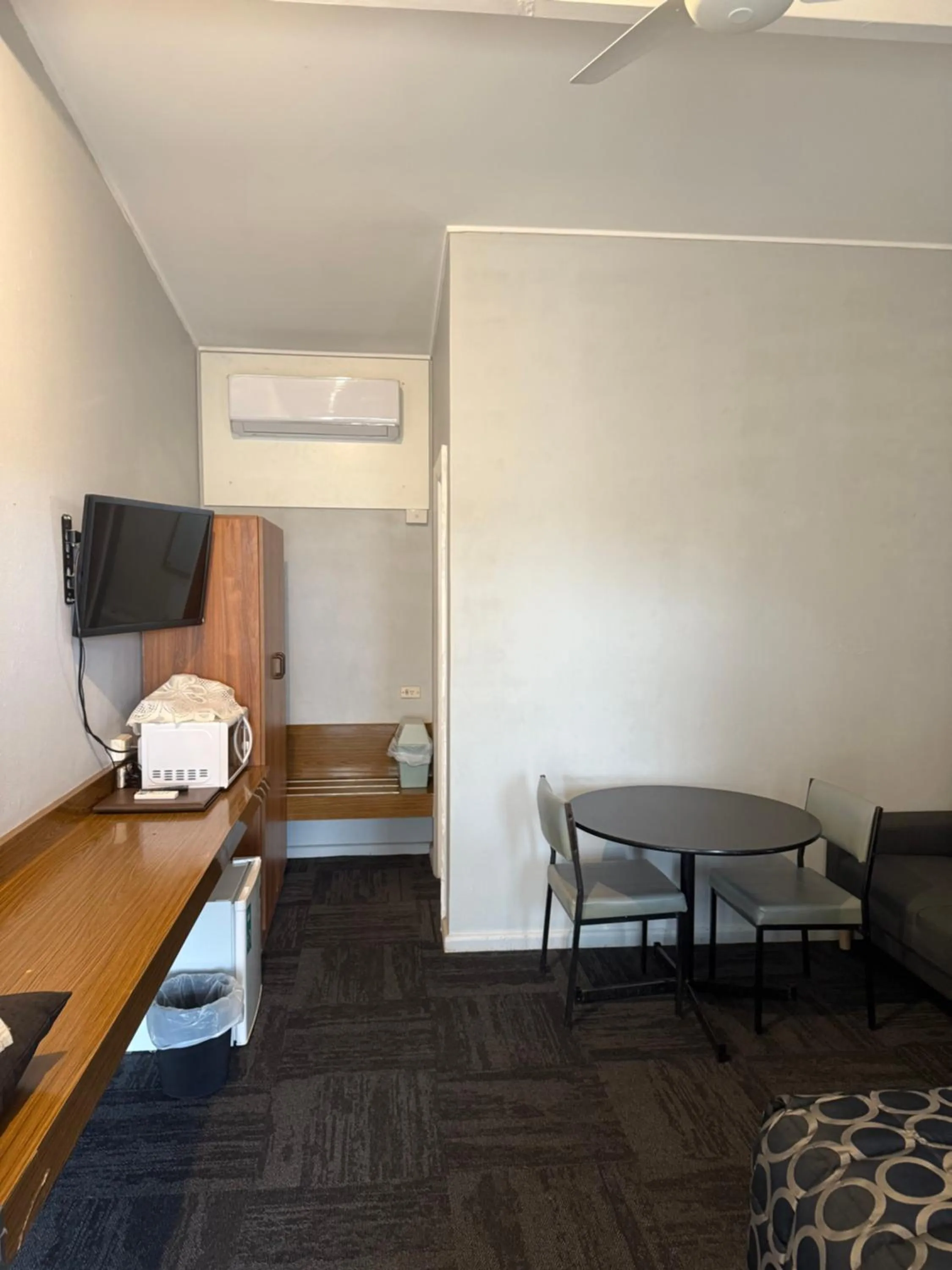 County Lodge Motor Inn