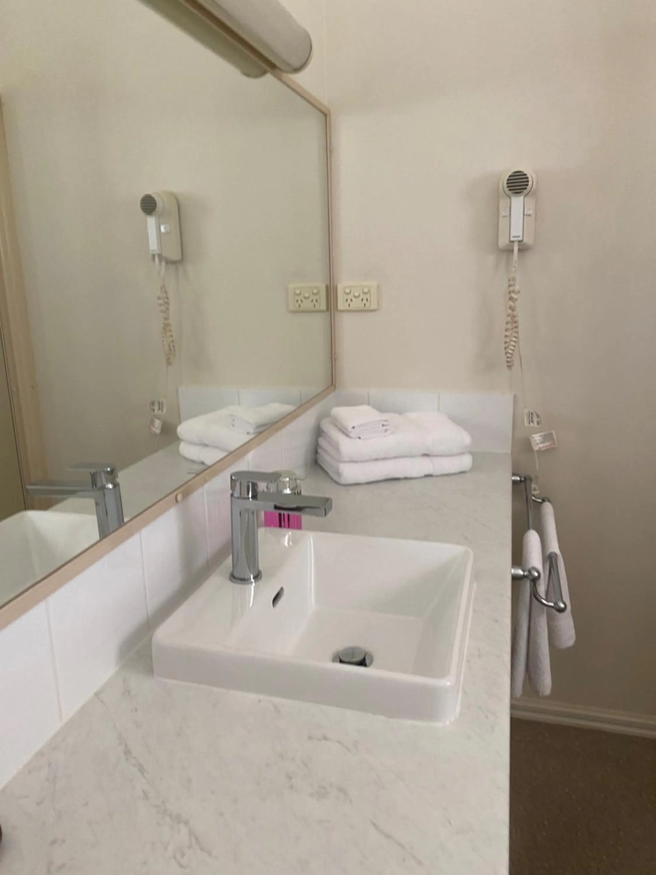 Bathroom in Deniliquin Country Club Motor Inn