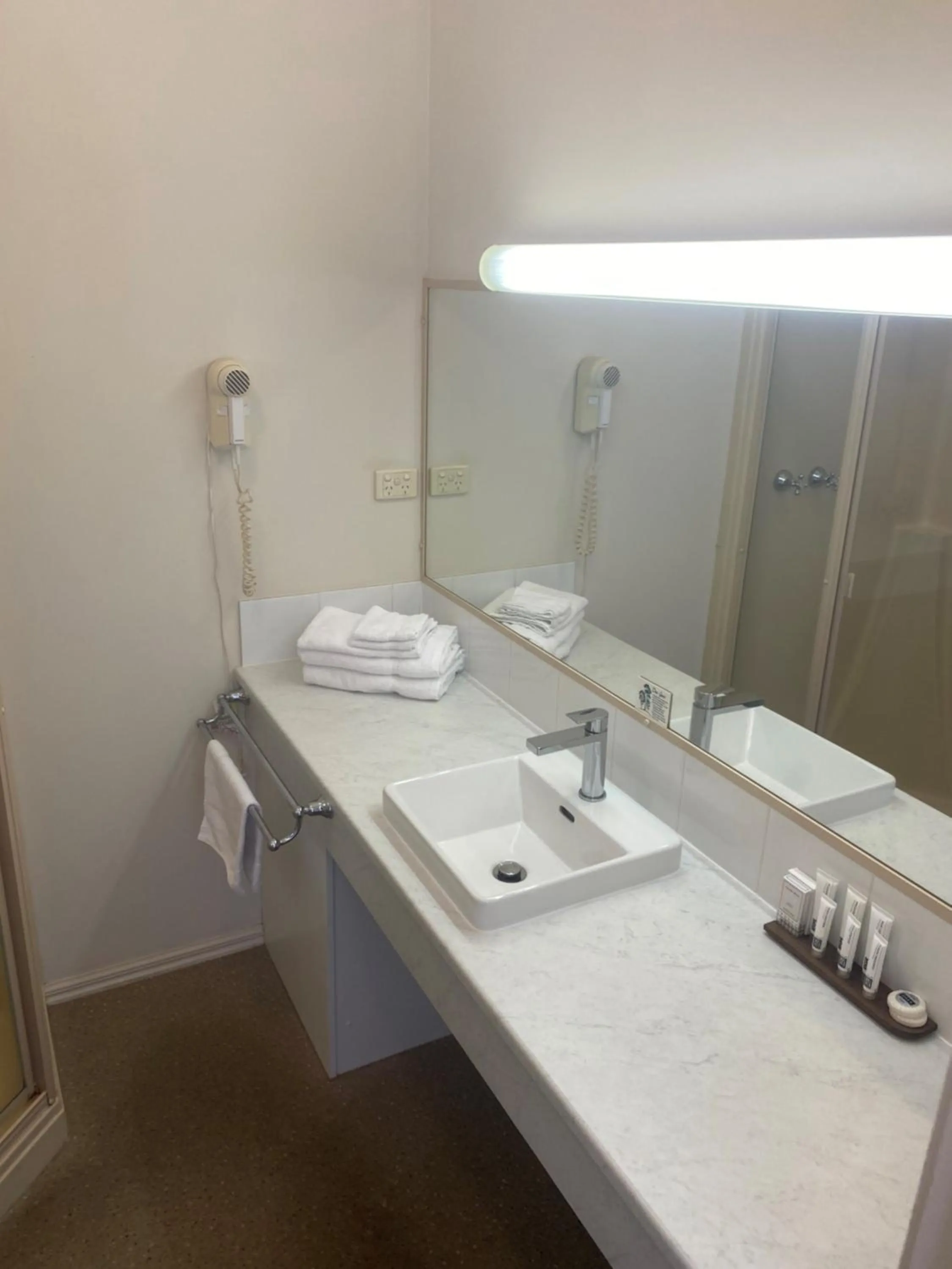 Bathroom in Deniliquin Country Club Motor Inn
