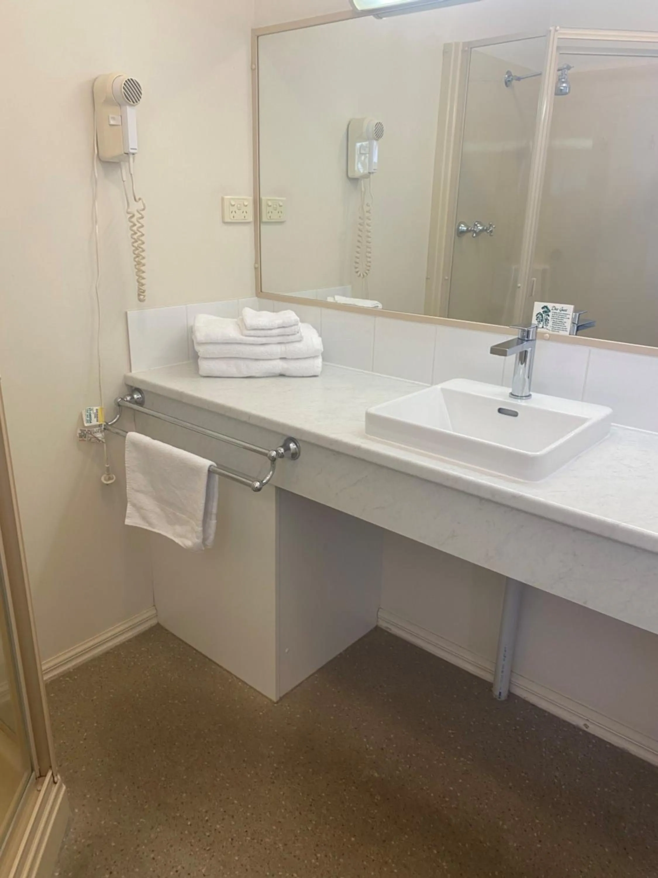 Bathroom in Deniliquin Country Club Motor Inn