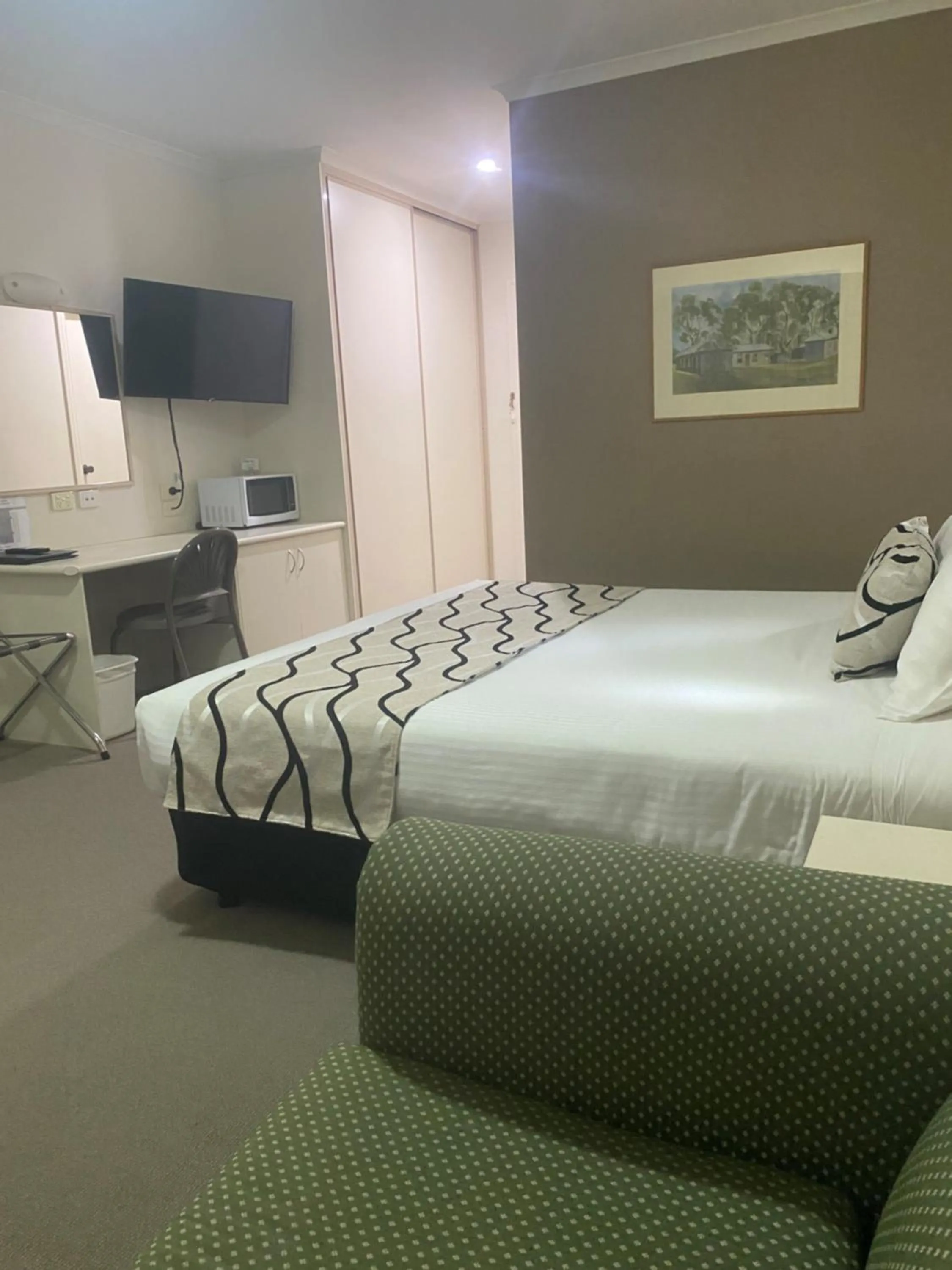 TV and multimedia, Bed in Deniliquin Country Club Motor Inn