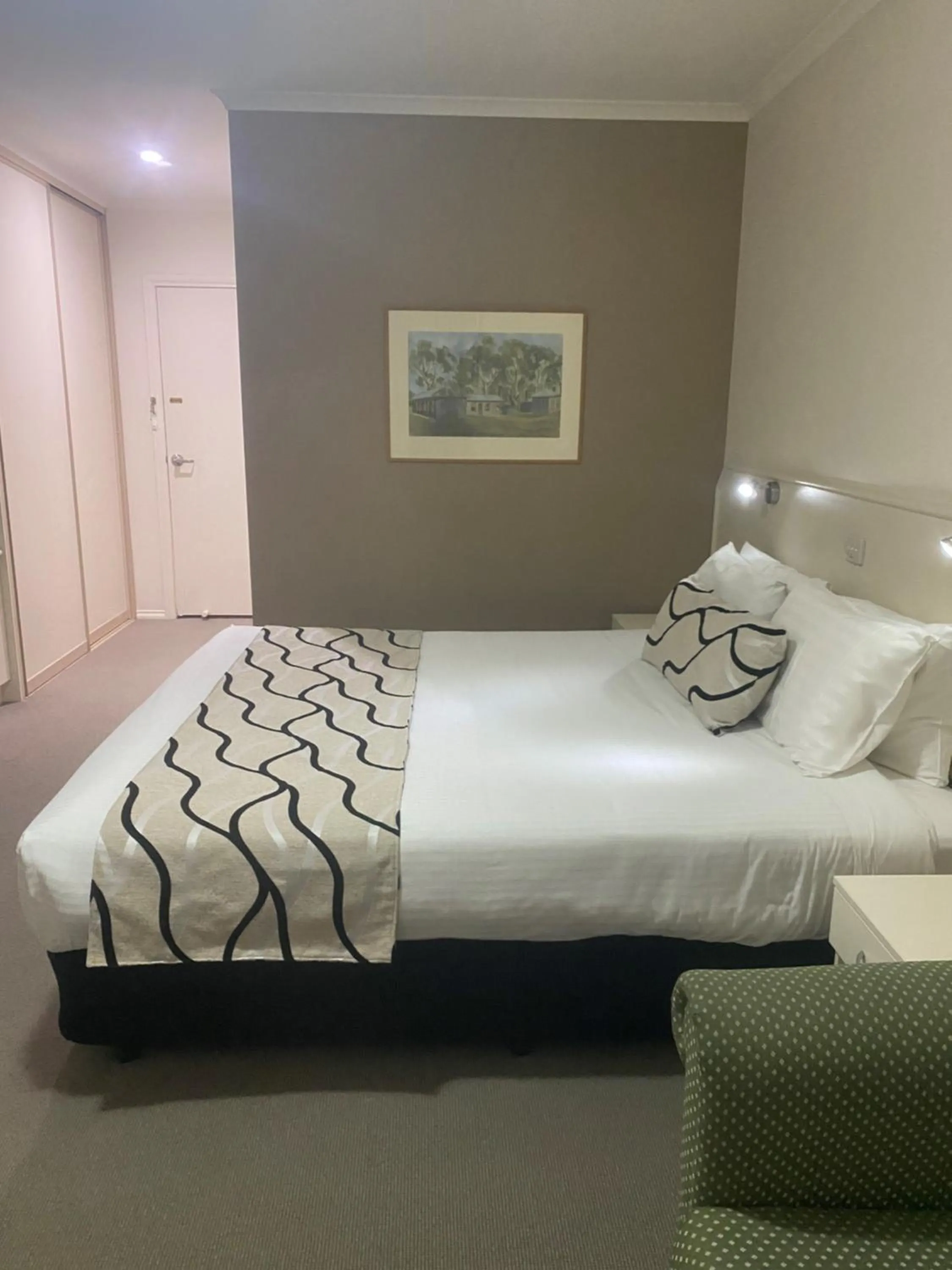 Bed in Deniliquin Country Club Motor Inn