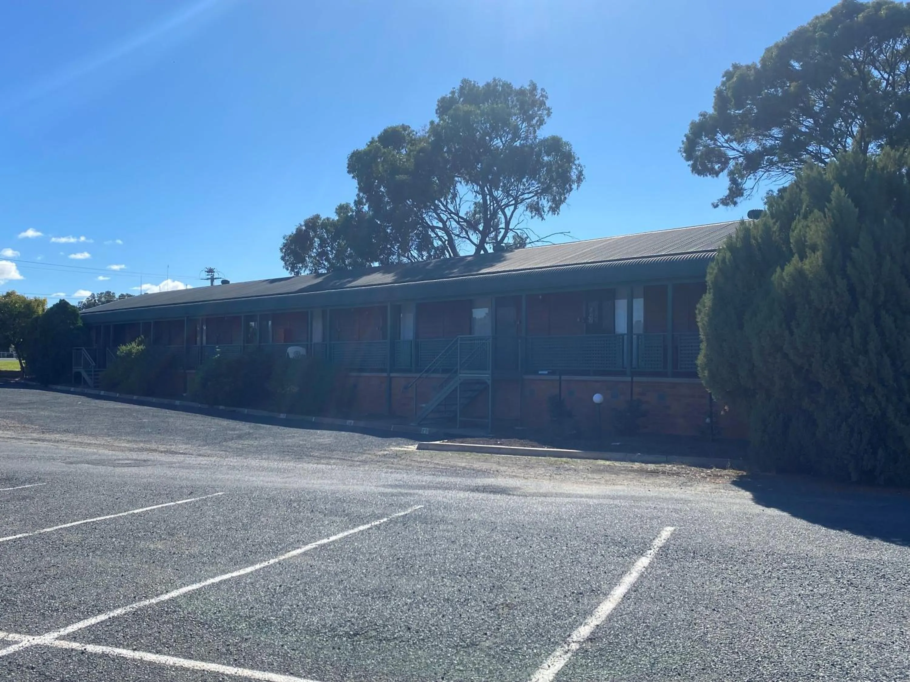 Parking in Deniliquin Country Club Motor Inn