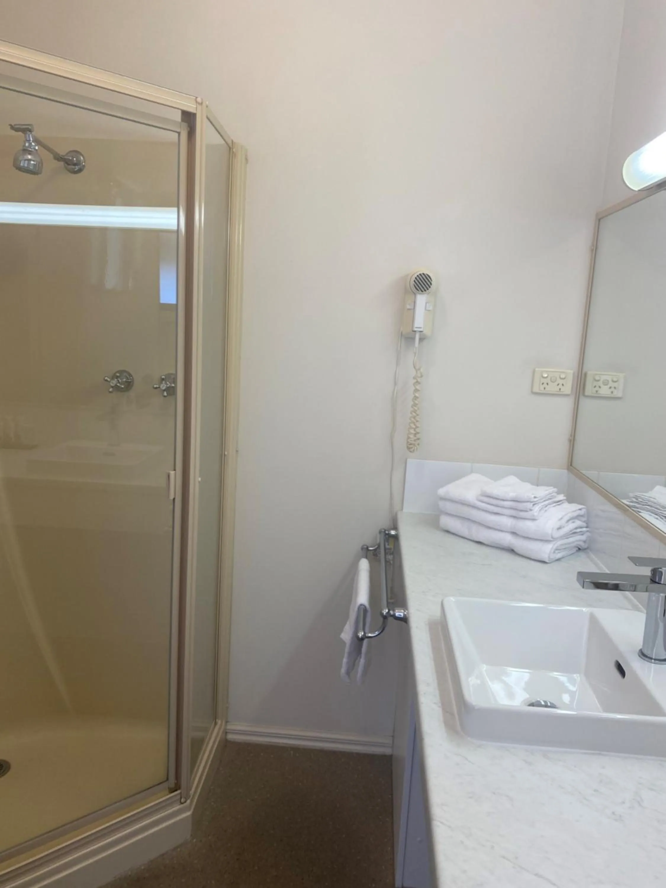 Bathroom in Deniliquin Country Club Motor Inn
