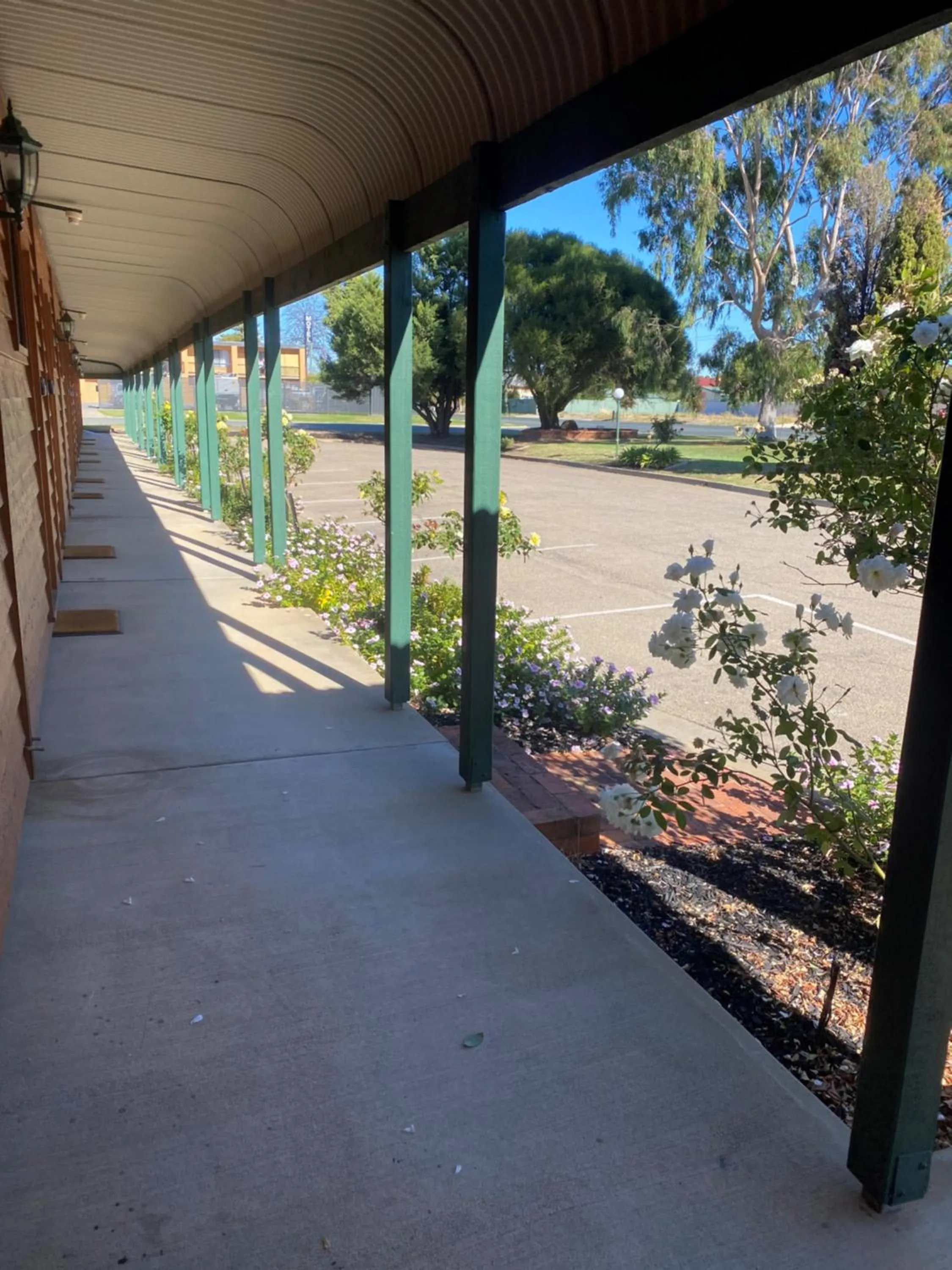 Parking in Deniliquin Country Club Motor Inn