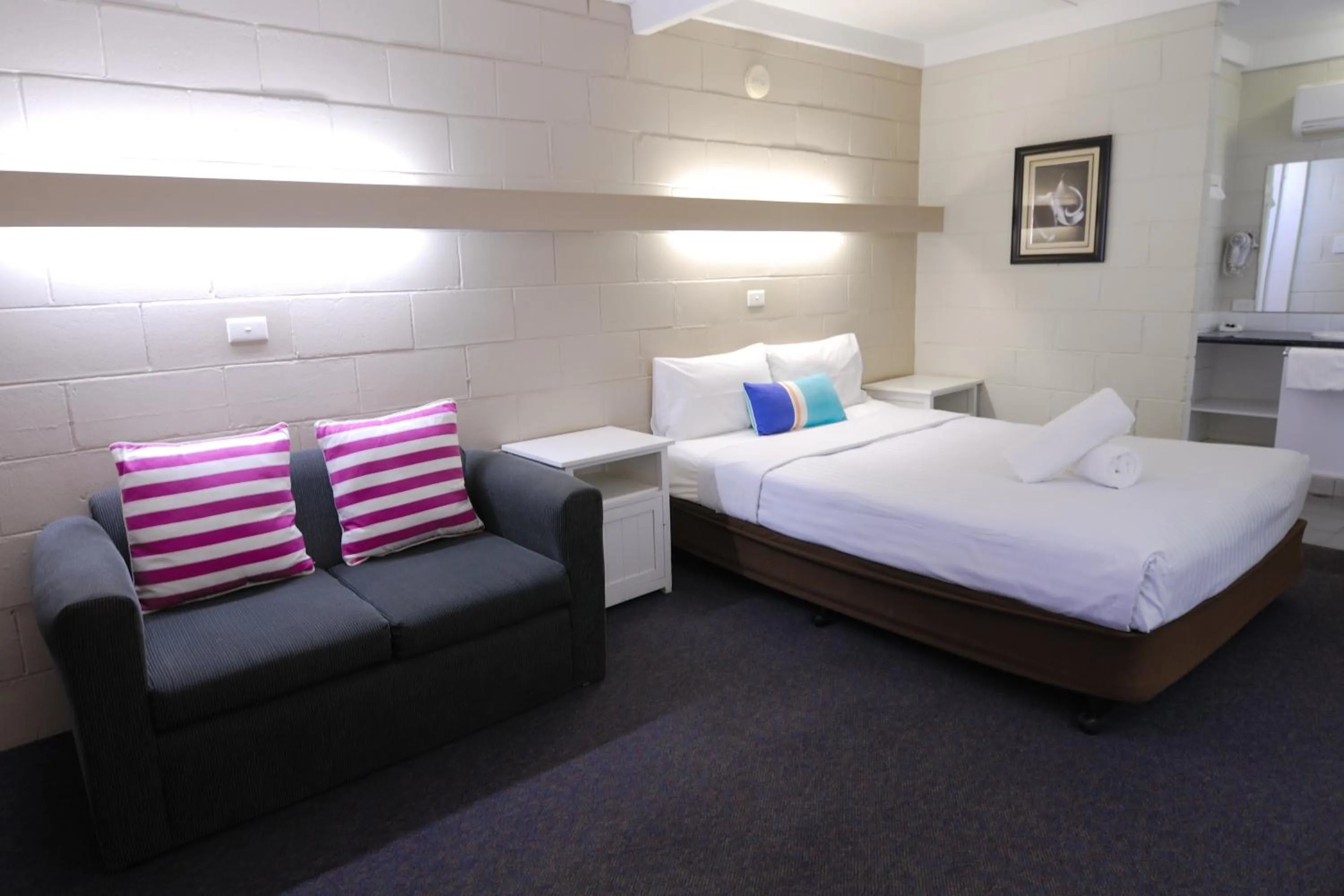 Bed in Mayfair Motel