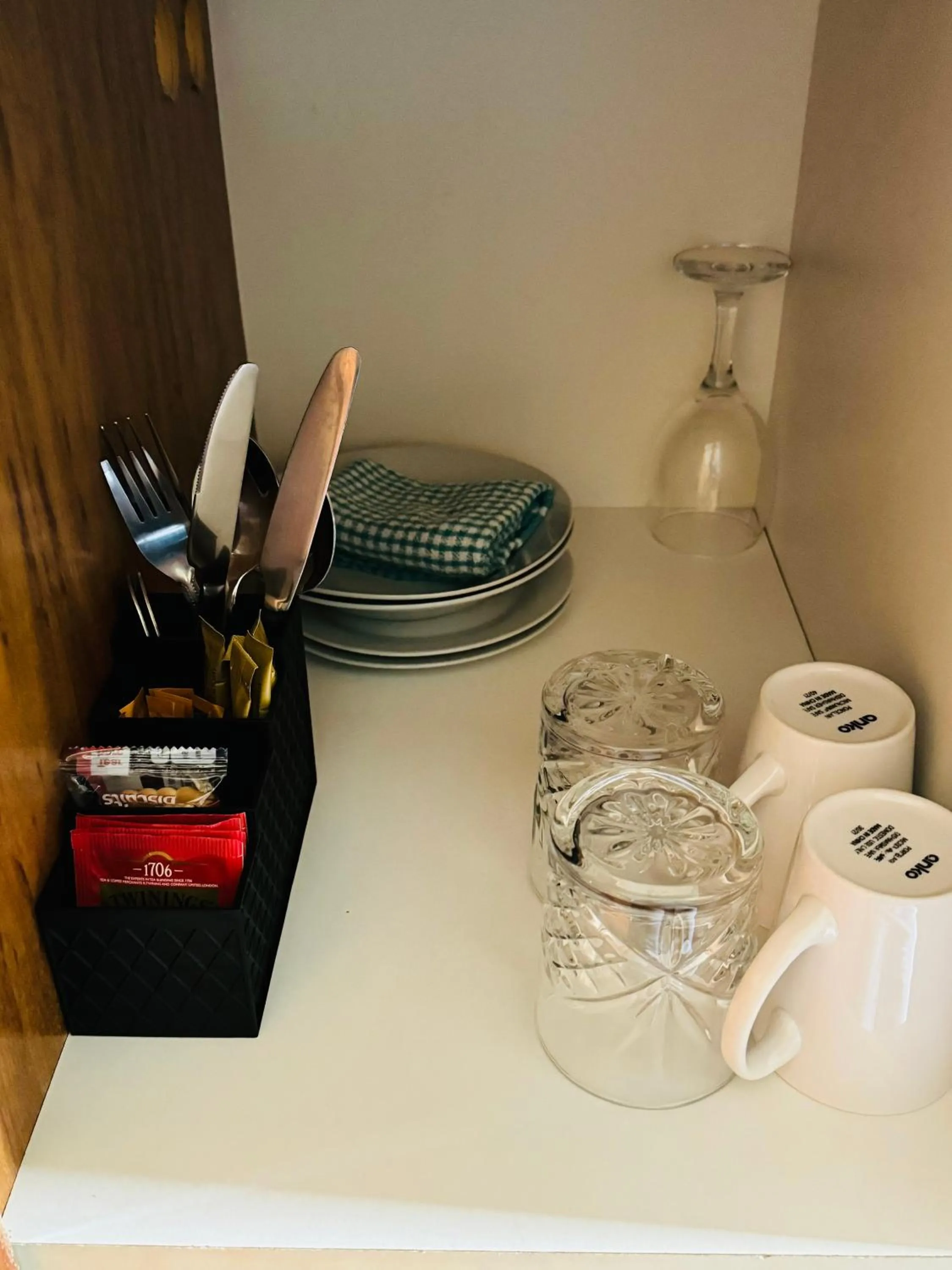 Coffee/tea facilities in Ardeanal Motel