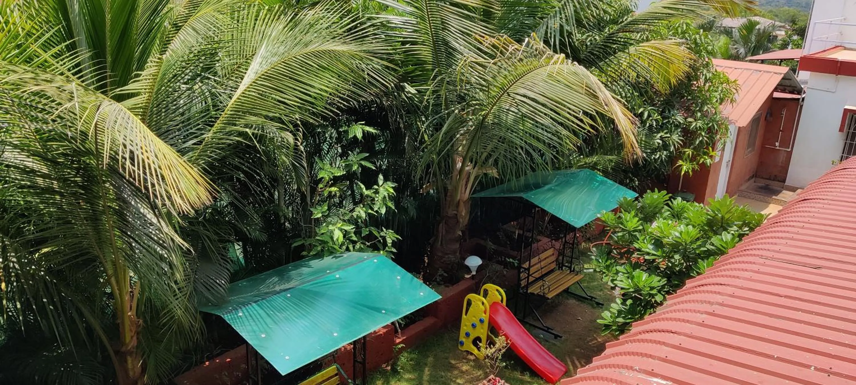 Garden view in Redstone House by Oxystays Hospitality