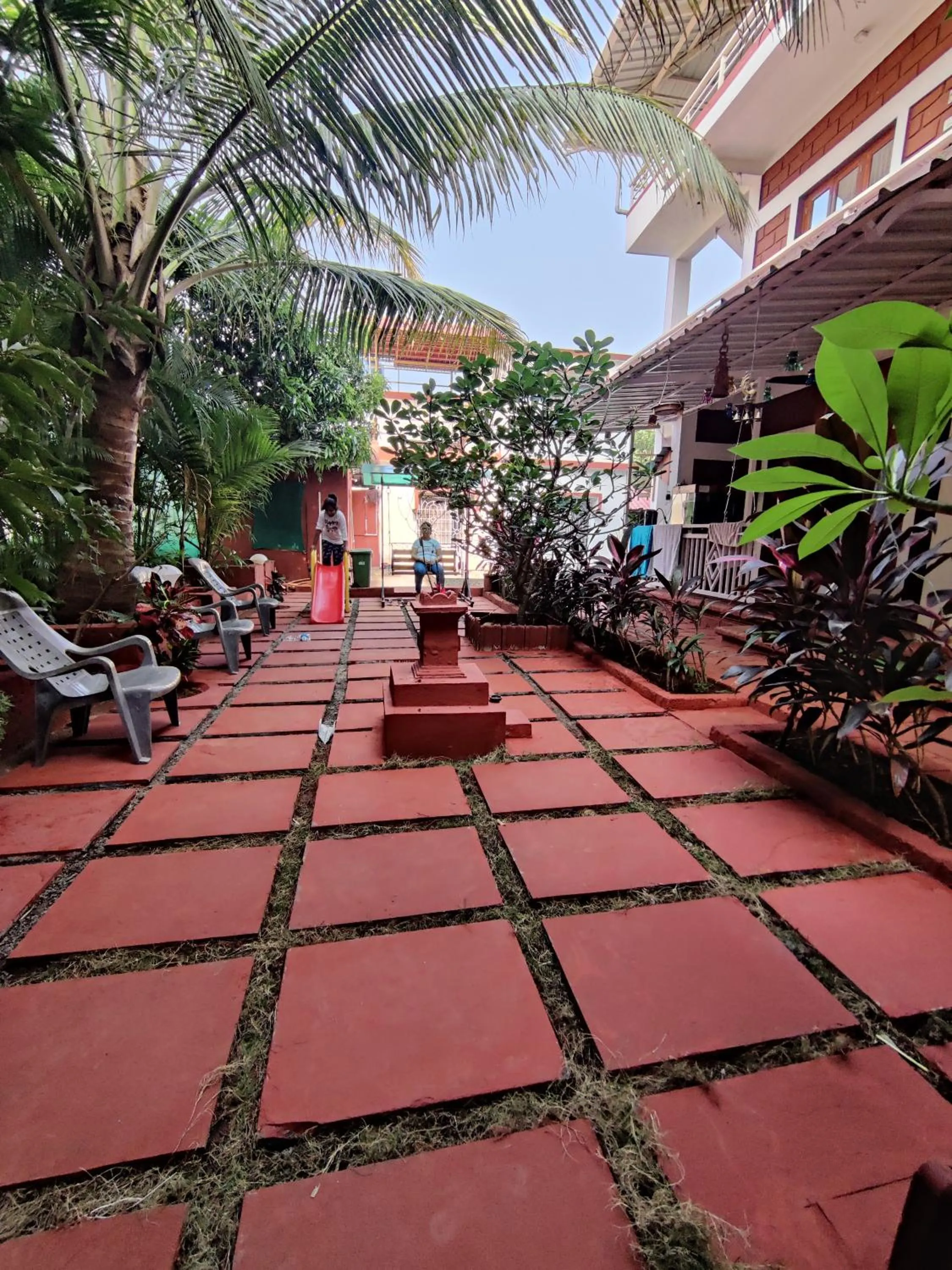 Garden in Redstone House by Oxystays Hospitality